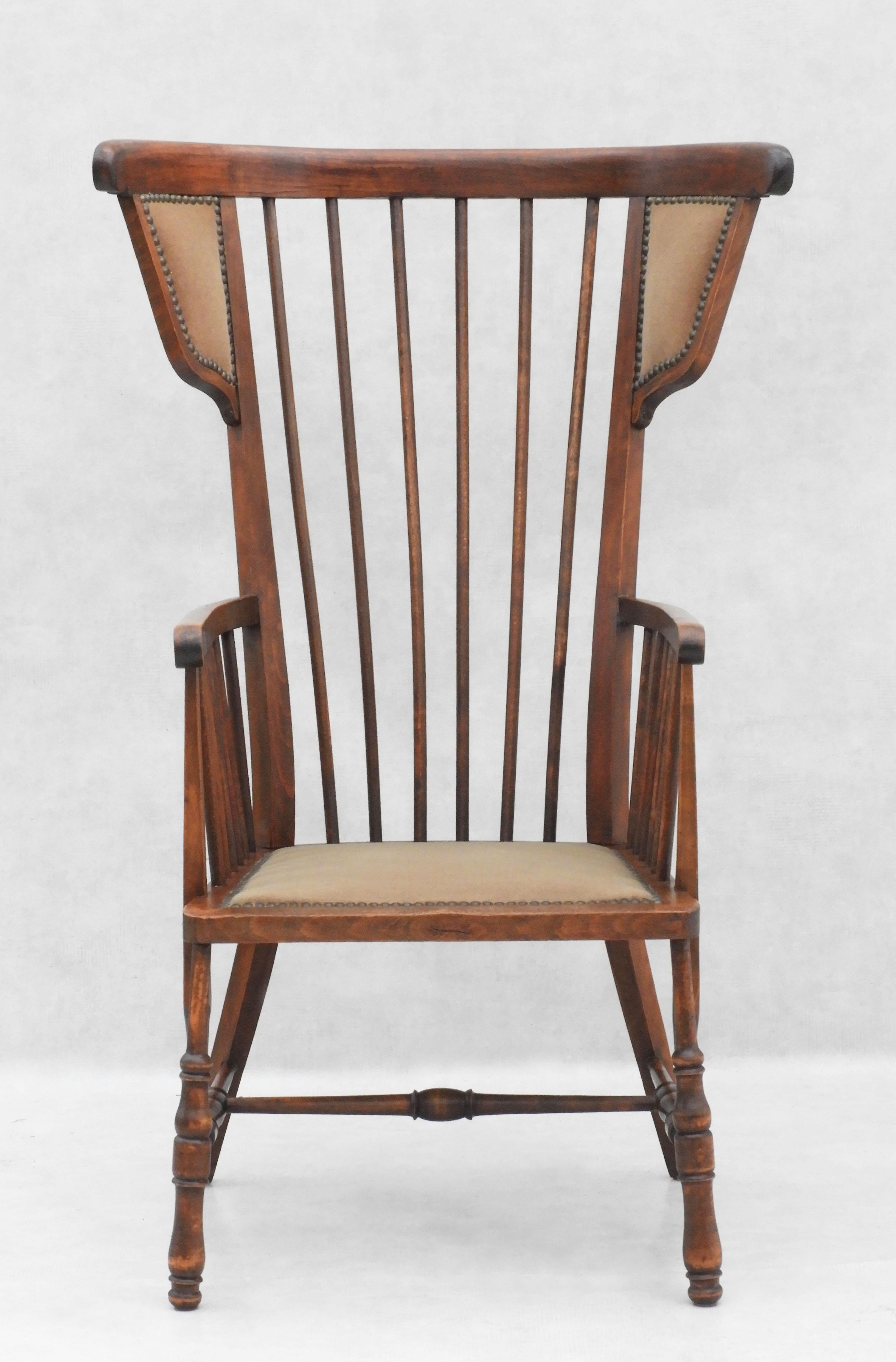 Fauteuil à dossier à oreilles en bois de fuseau de belle facture C1900 France.  Cette chaise inhabituelle est dotée d'un appui-tête et d'accoudoirs arqués, d'un dossier et de panneaux latéraux en forme de fuseau et d'une assise et de dossiers