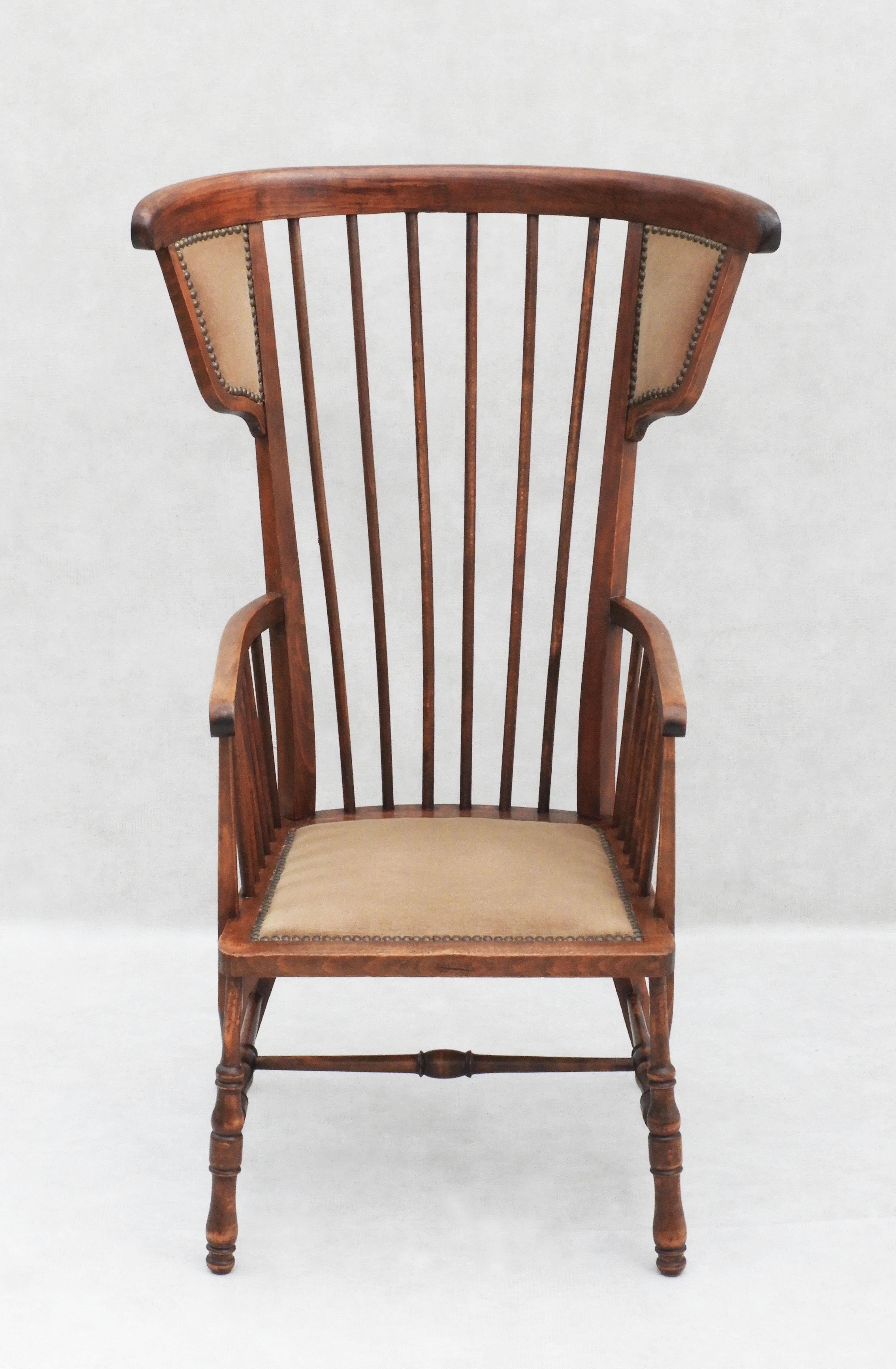 Seltene Französisch Arts and Craft hohe Rückenlehne Spindel Wood geflügelten gepolsterten Sessel  (Arts and Crafts) im Angebot