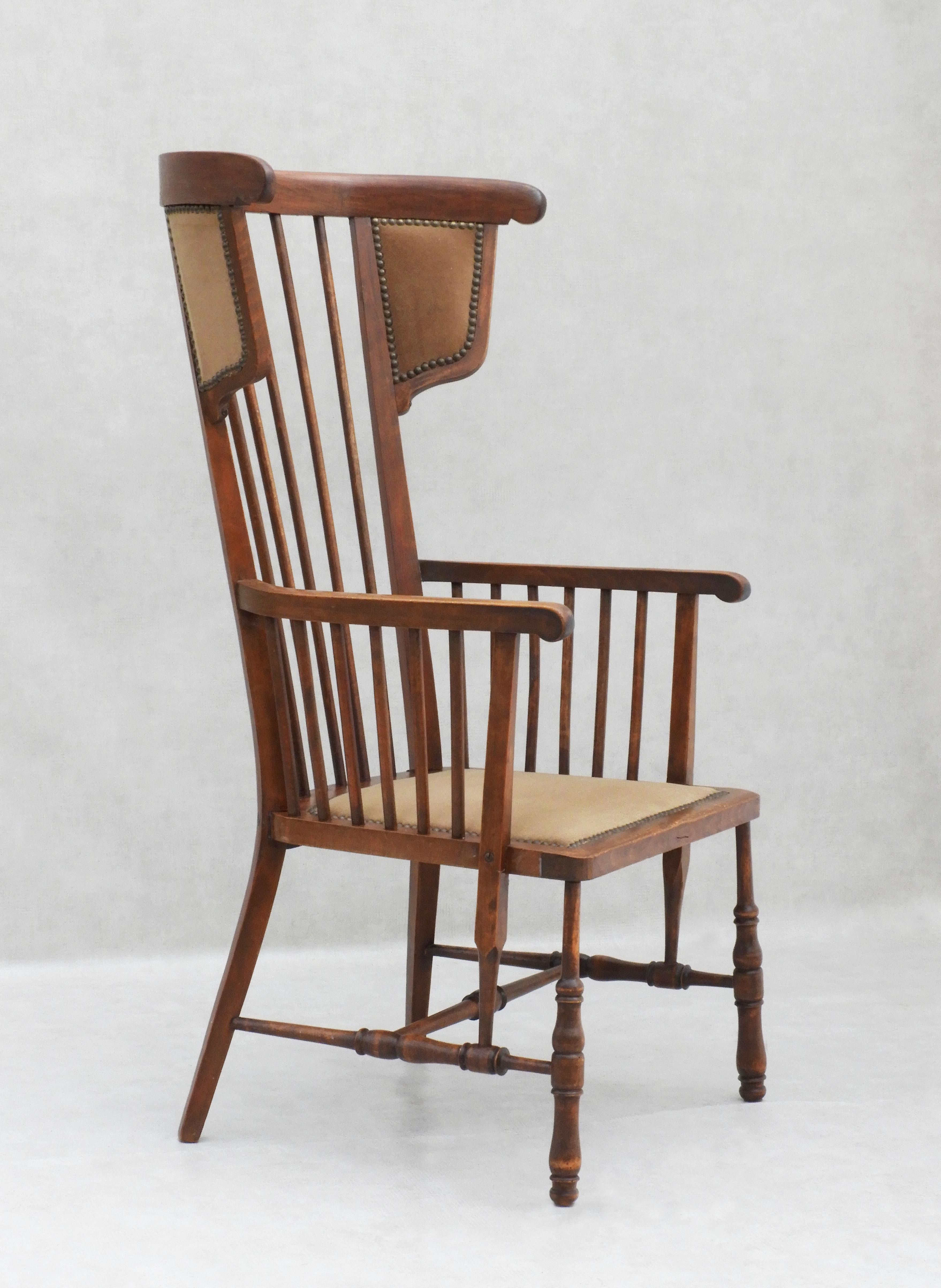 Seltene Französisch Arts and Craft hohe Rückenlehne Spindel Wood geflügelten gepolsterten Sessel  (Handgefertigt) im Angebot