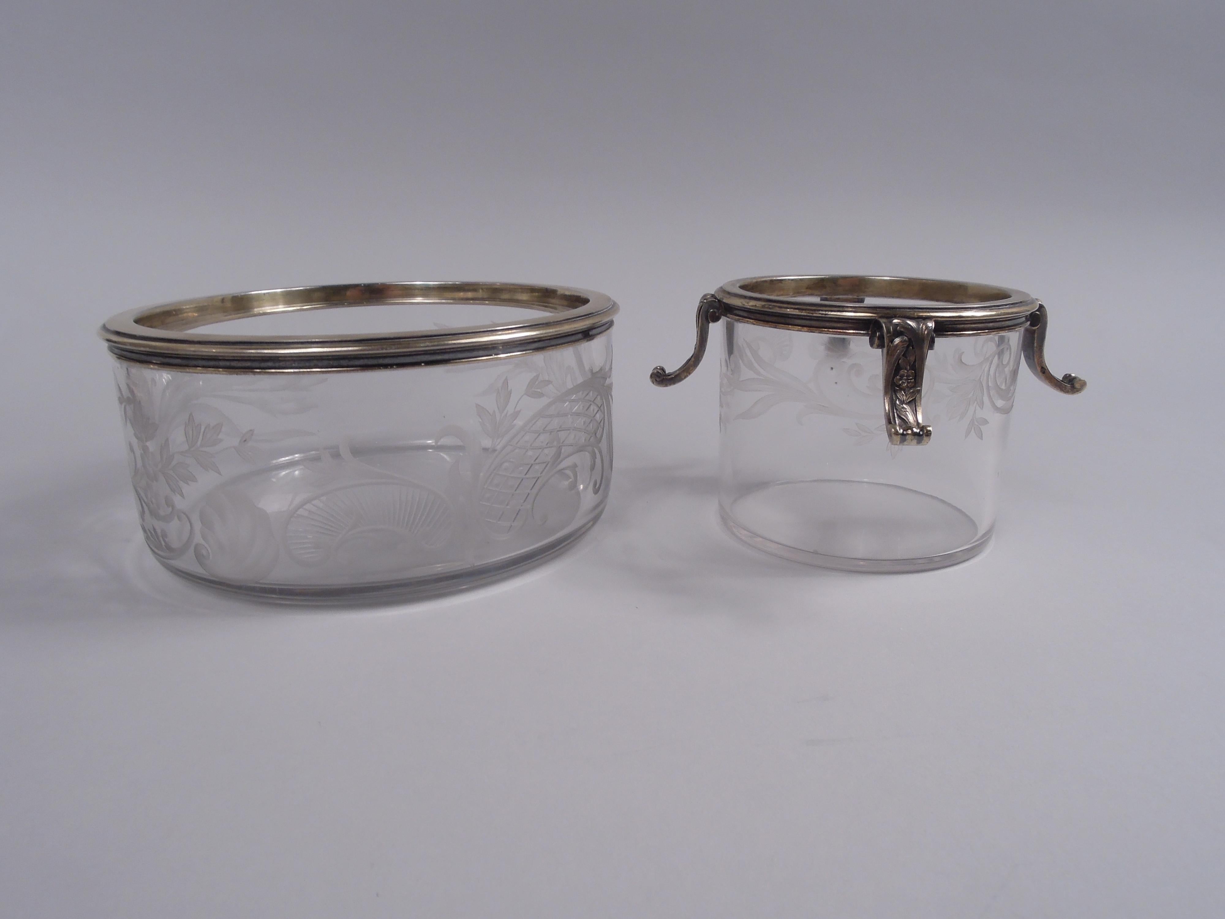  Raro cuenco de caviar clásico de la Belle Epoque. Fabricada por Robert Linzeler en París, hacia 1910. El cuenco de cristal para servir y el cuenco para el hielo son redondos, con lados rectos y cuellos dorados en plata. Cuello del cuenco de servir