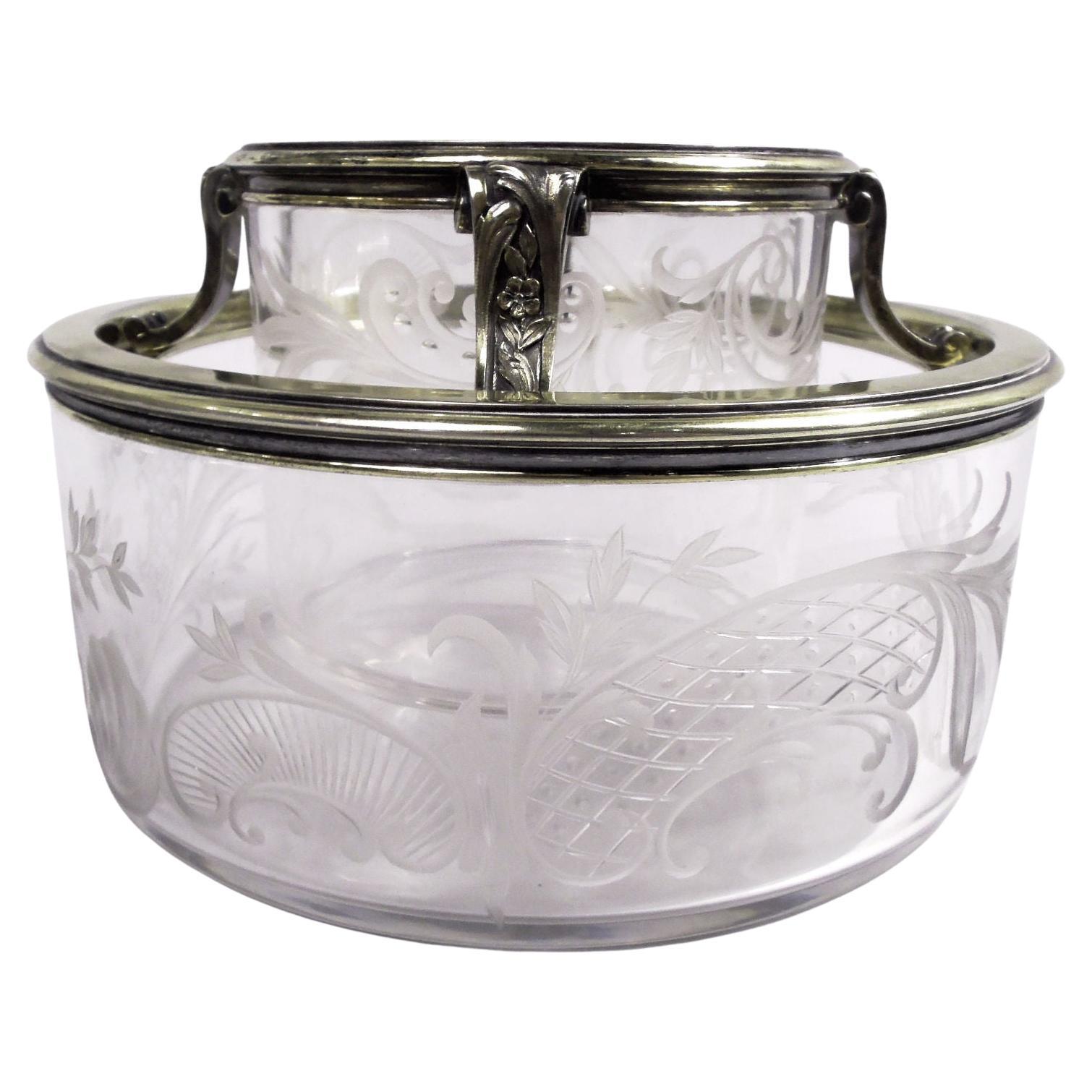 Raro cuenco clásico francés Belle Epoque de plata dorada y cristal para caviar en venta