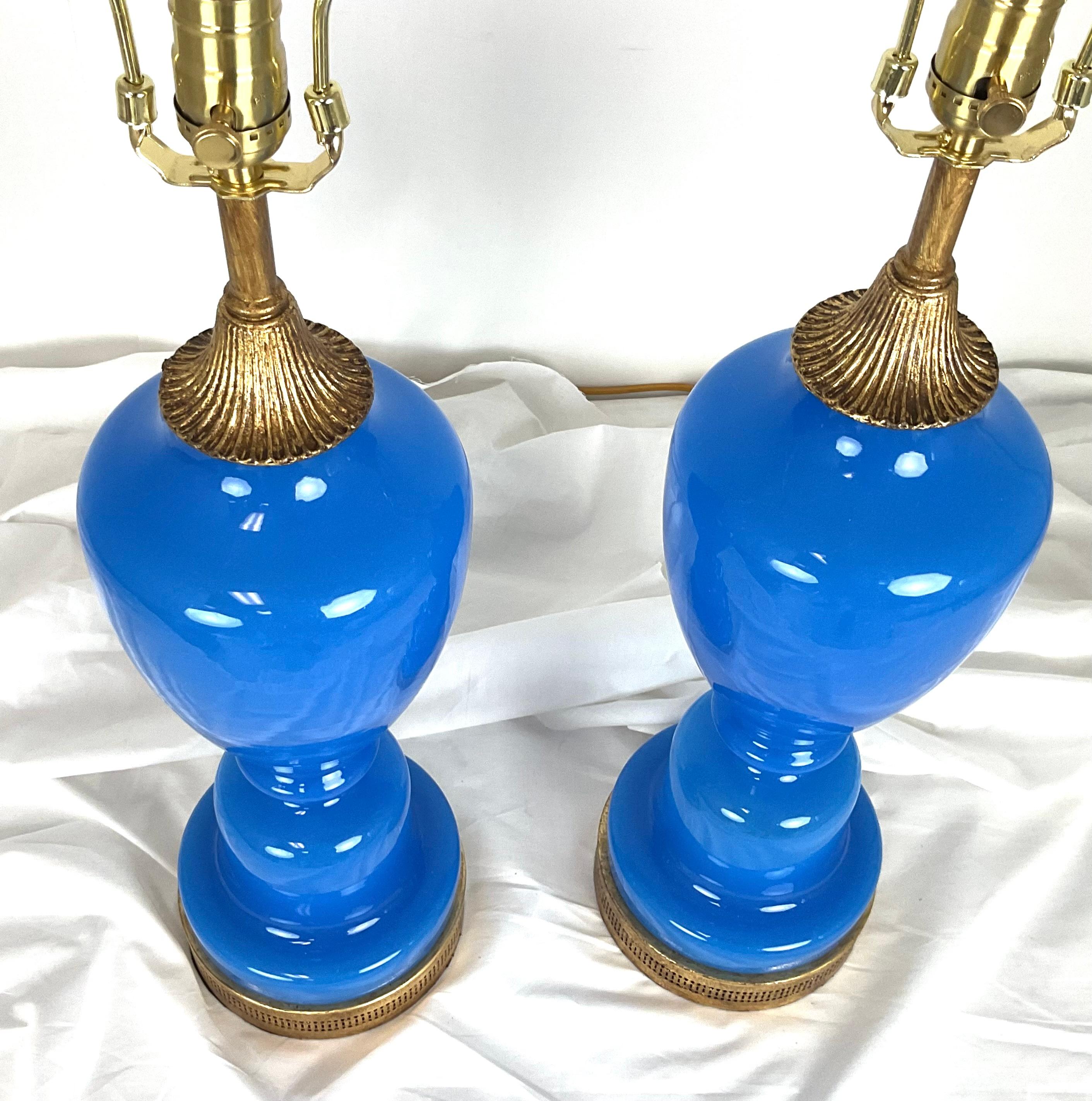 Rare paire de lampes en verre French Opaline bleu en vente 3