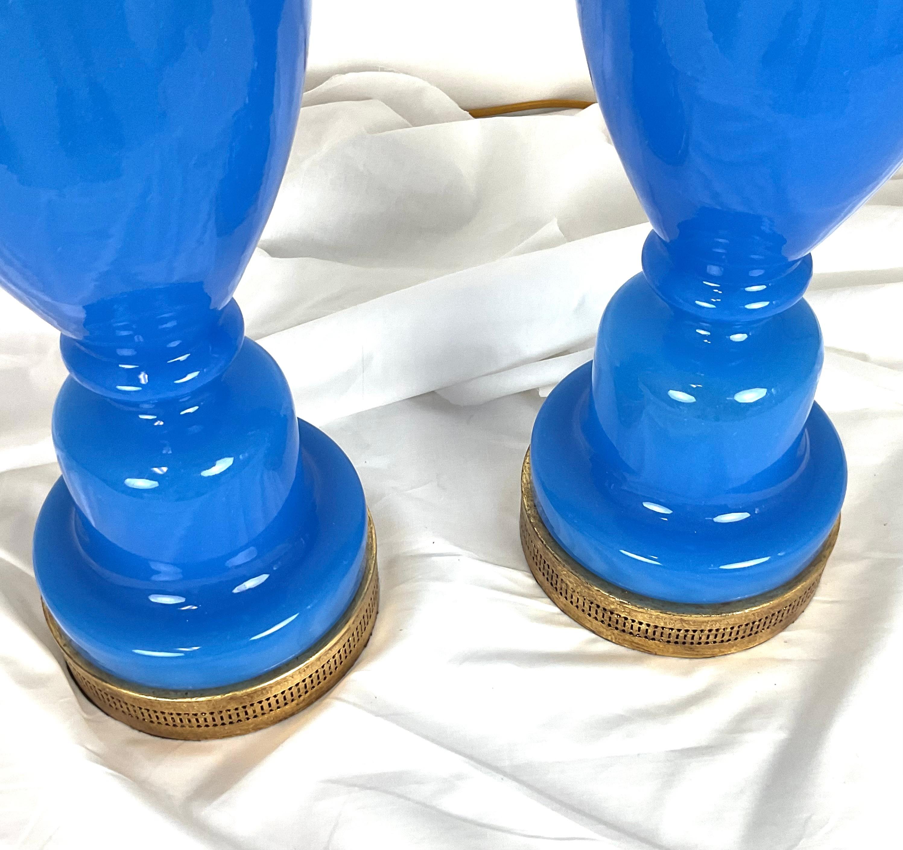 Rare paire de lampes en verre French Opaline bleu en vente 4