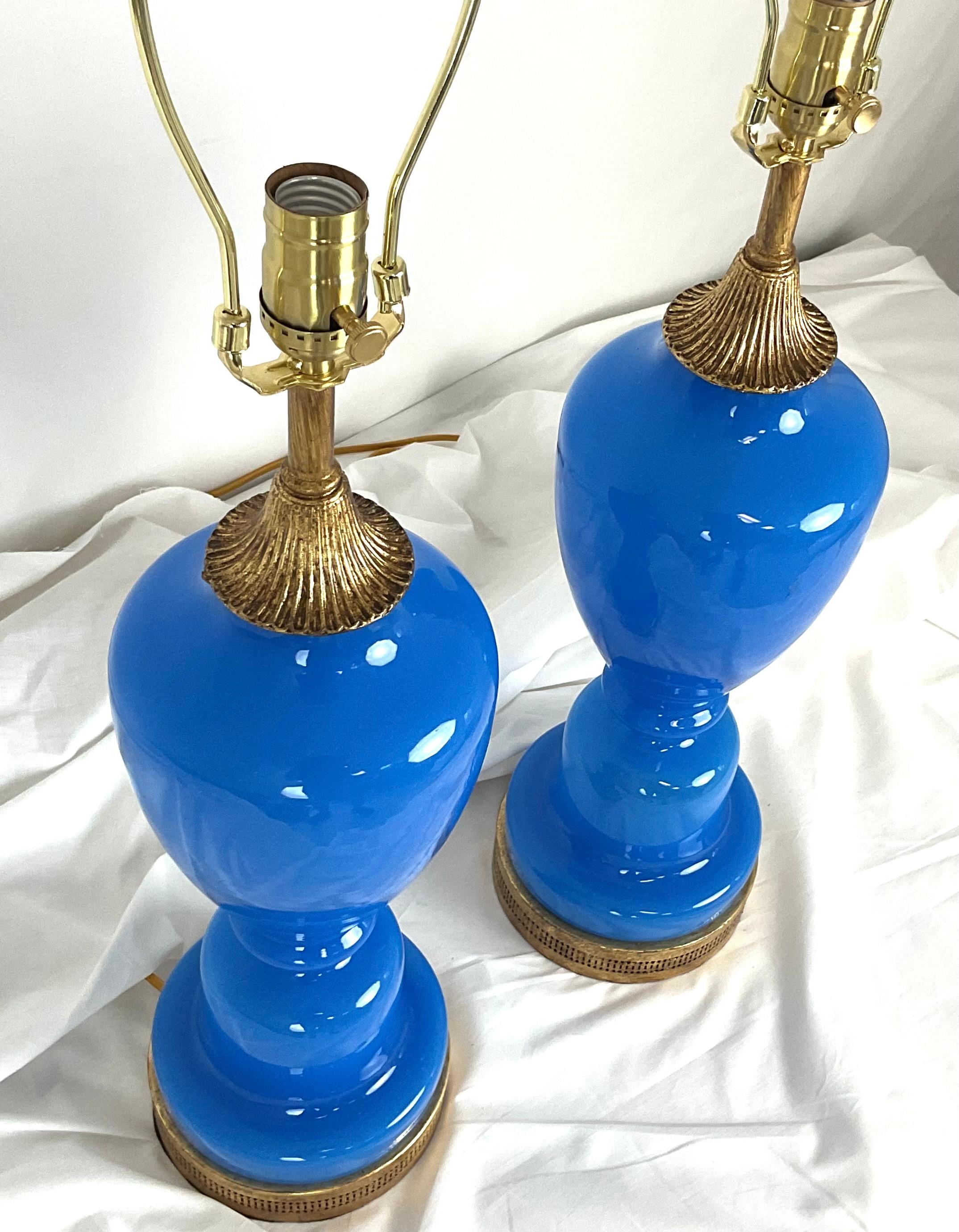 Rare paire de lampes en verre French Opaline bleu en vente 5