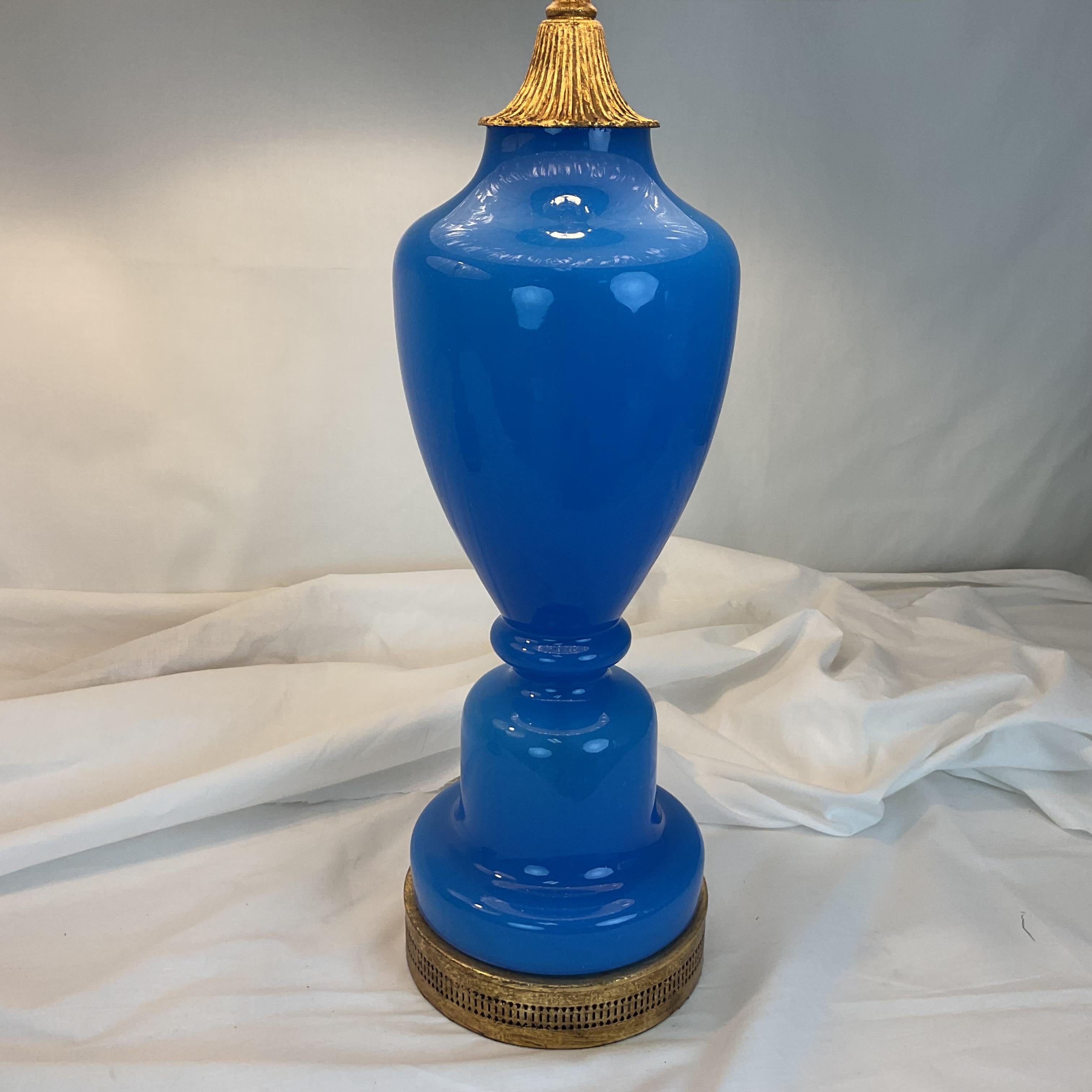 Une superbe paire de lampes en verre opalin. Chaque lam se caractérise par une élégante silhouette en forme d'urne et une finition lisse et brillante qui reflète magnifiquement la lumière. Les bases et les cols sont détaillés avec des accents de