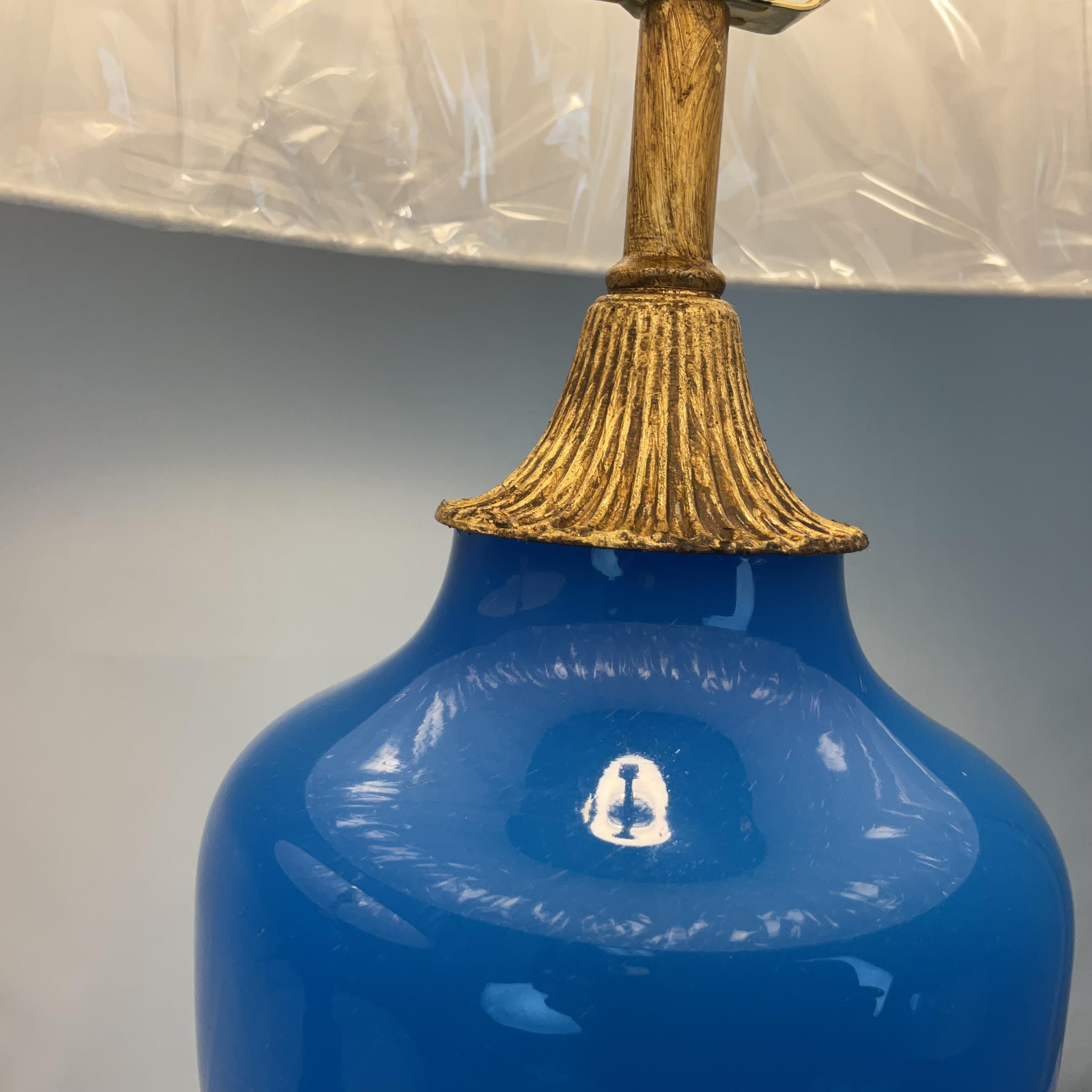 Français Rare paire de lampes en verre French Opaline bleu en vente