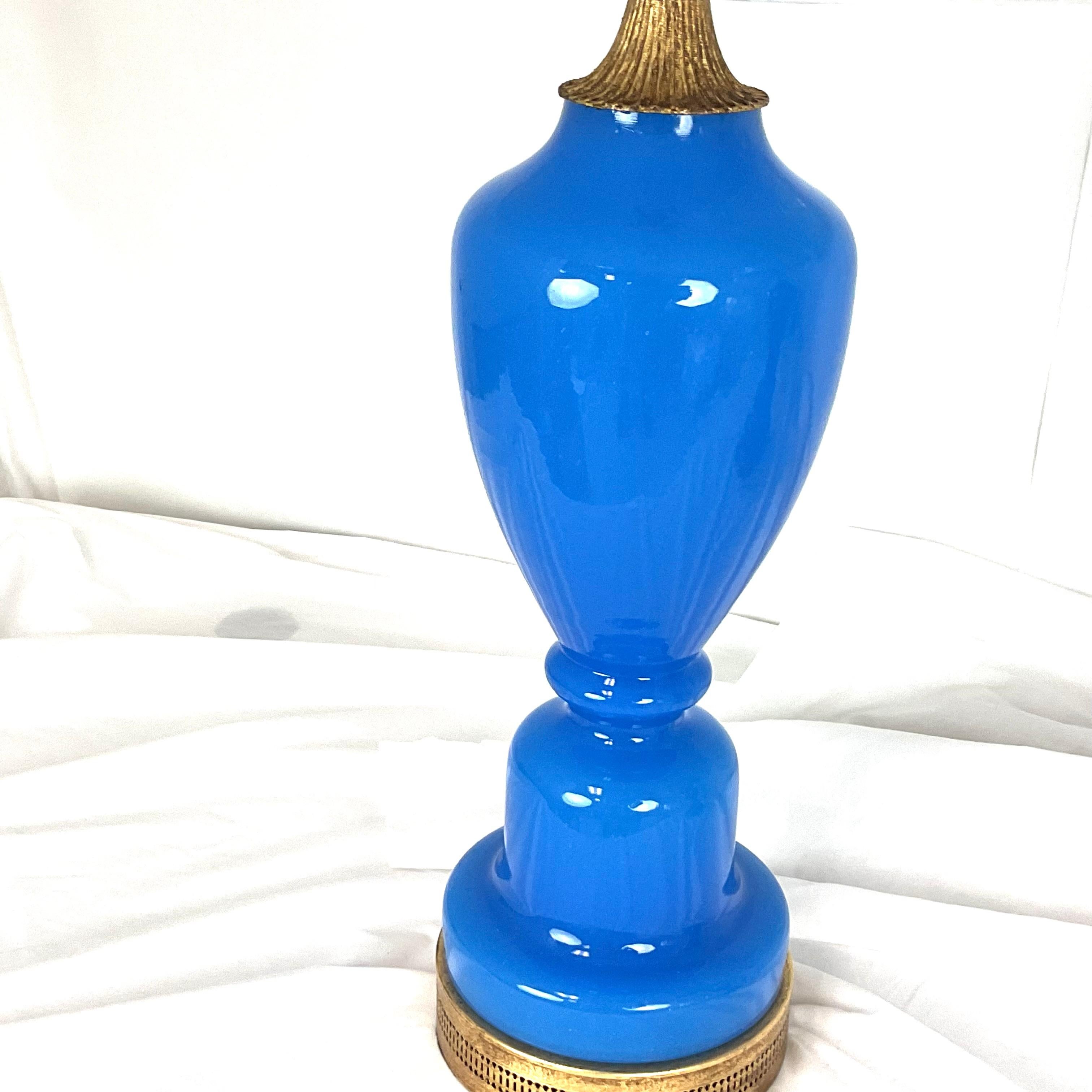 Milieu du XXe siècle Rare paire de lampes en verre French Opaline bleu en vente