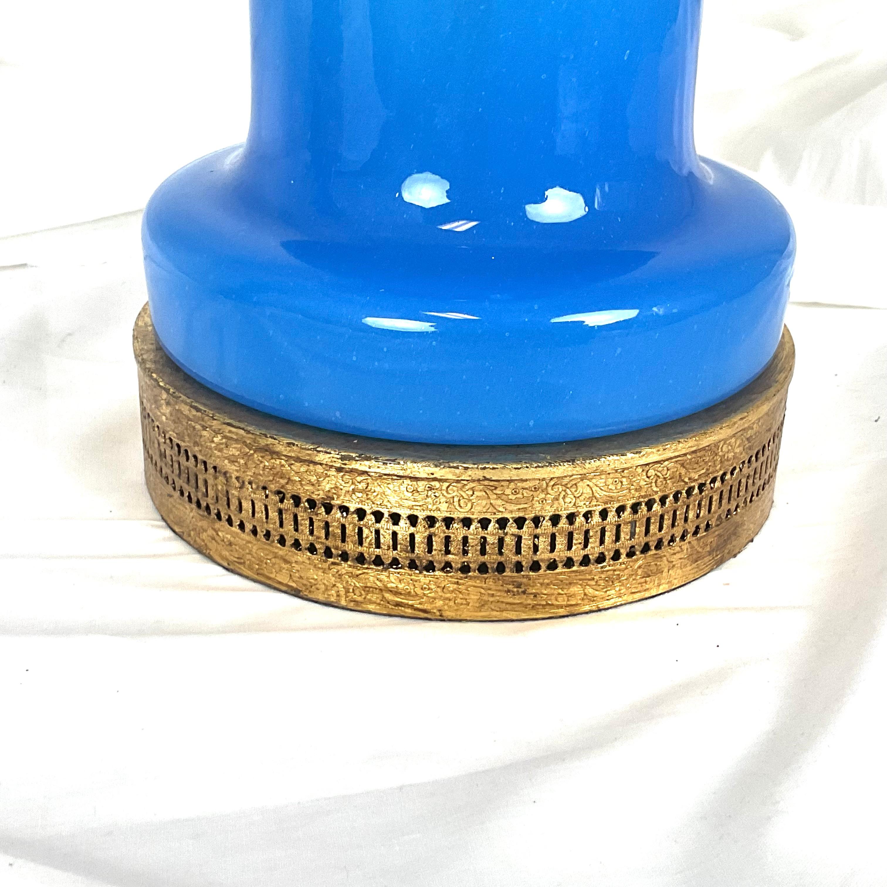 Verre opalin Rare paire de lampes en verre French Opaline bleu en vente
