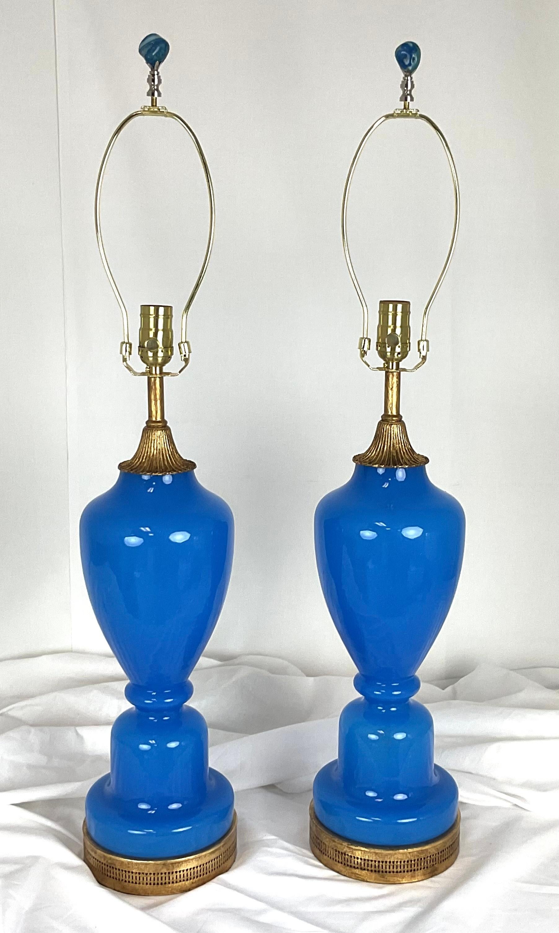 Rare paire de lampes en verre French Opaline bleu en vente 2