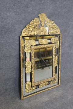 Rare miroir à coussin tridimensionnel en laiton repoussé Circa 1920