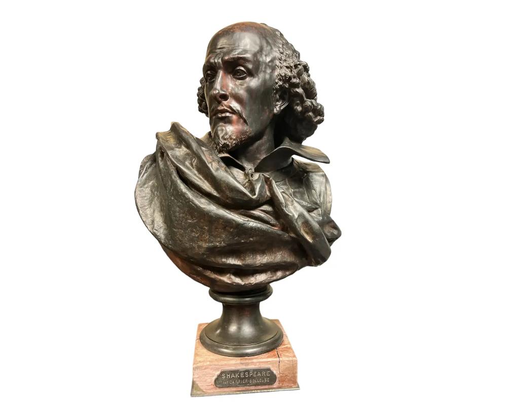 Rare buste en bronze français de William Shakespeare par Carrier Belleuse et Pinedo, vers 1870. Signé - A. Carrier-Belleuse Paris et inscrit PINEDO fondeur, sur un socle en marbre rose. Mesures : 22