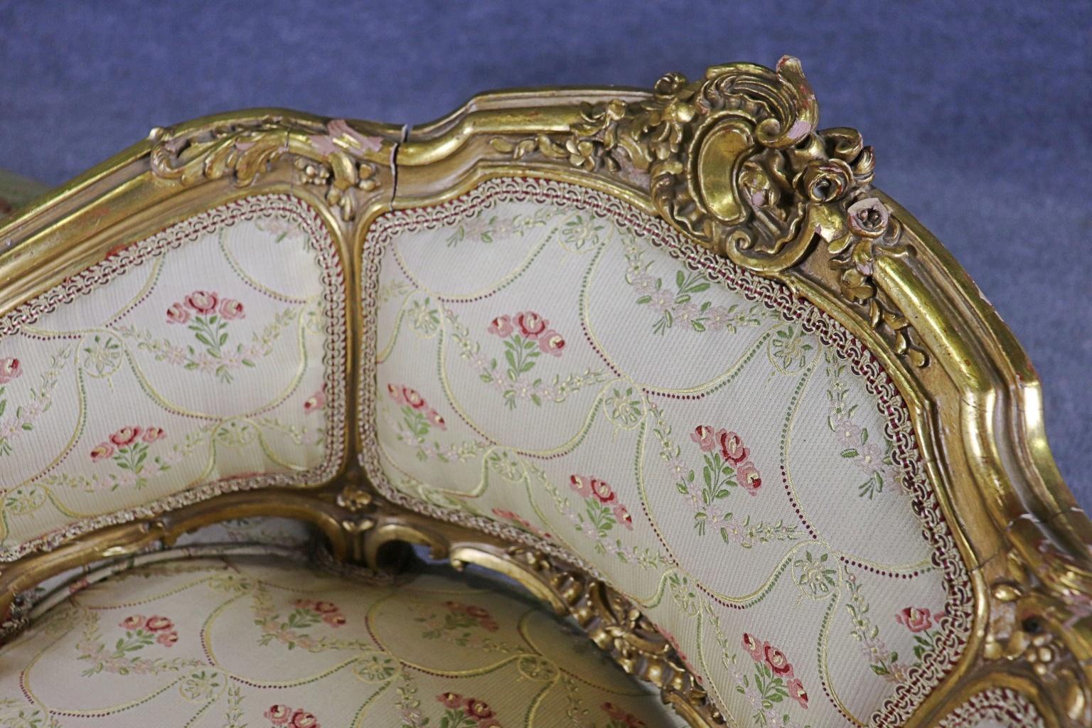 Luigi XV Raro Tete a Tete francese intagliato in legno di noce dorato Sette a pettegolezzo Circa 1890 in vendita
