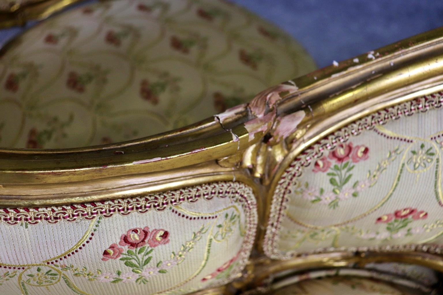 Francese Raro Tete a Tete francese intagliato in legno di noce dorato Sette a pettegolezzo Circa 1890 in vendita