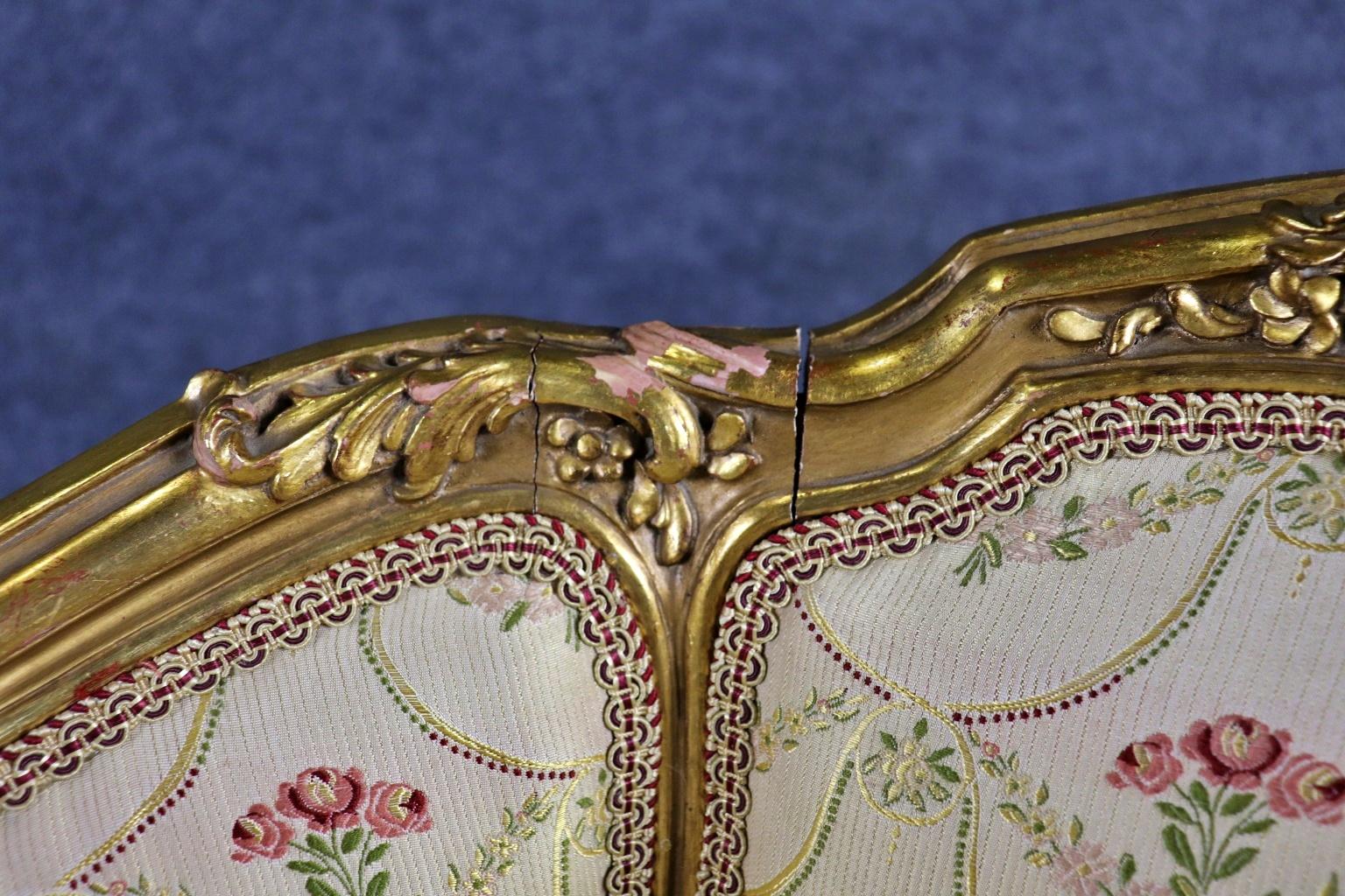 Raro Tete a Tete francese intagliato in legno di noce dorato Sette a pettegolezzo Circa 1890 In condizioni discrete in vendita a Swedesboro, NJ