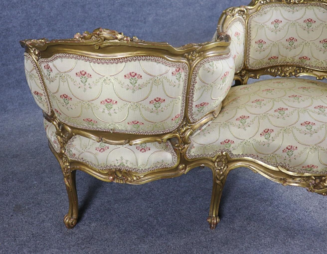 Fine XIX secolo Raro Tete a Tete francese intagliato in legno di noce dorato Sette a pettegolezzo Circa 1890 in vendita