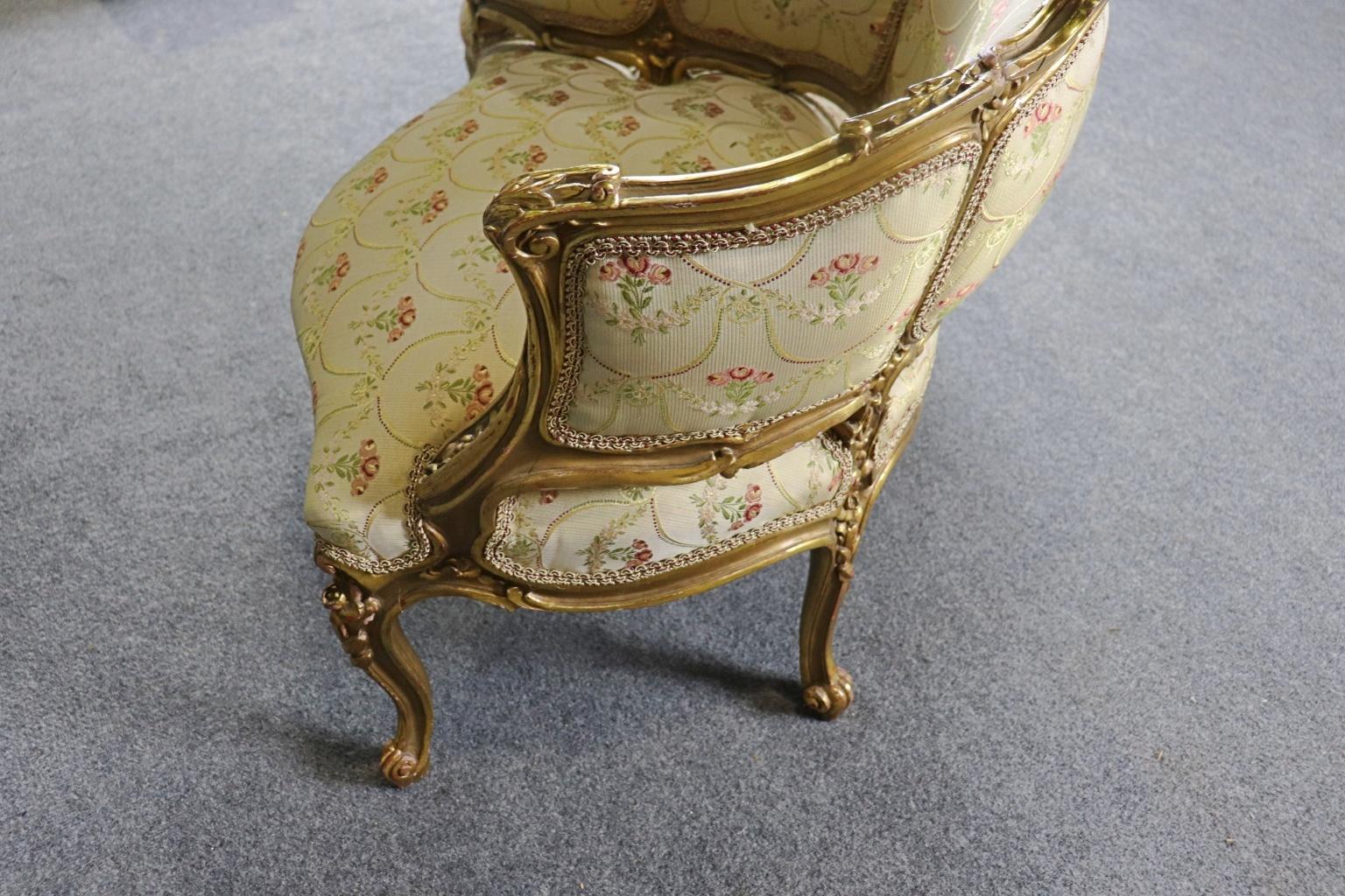 Noce Raro Tete a Tete francese intagliato in legno di noce dorato Sette a pettegolezzo Circa 1890 in vendita