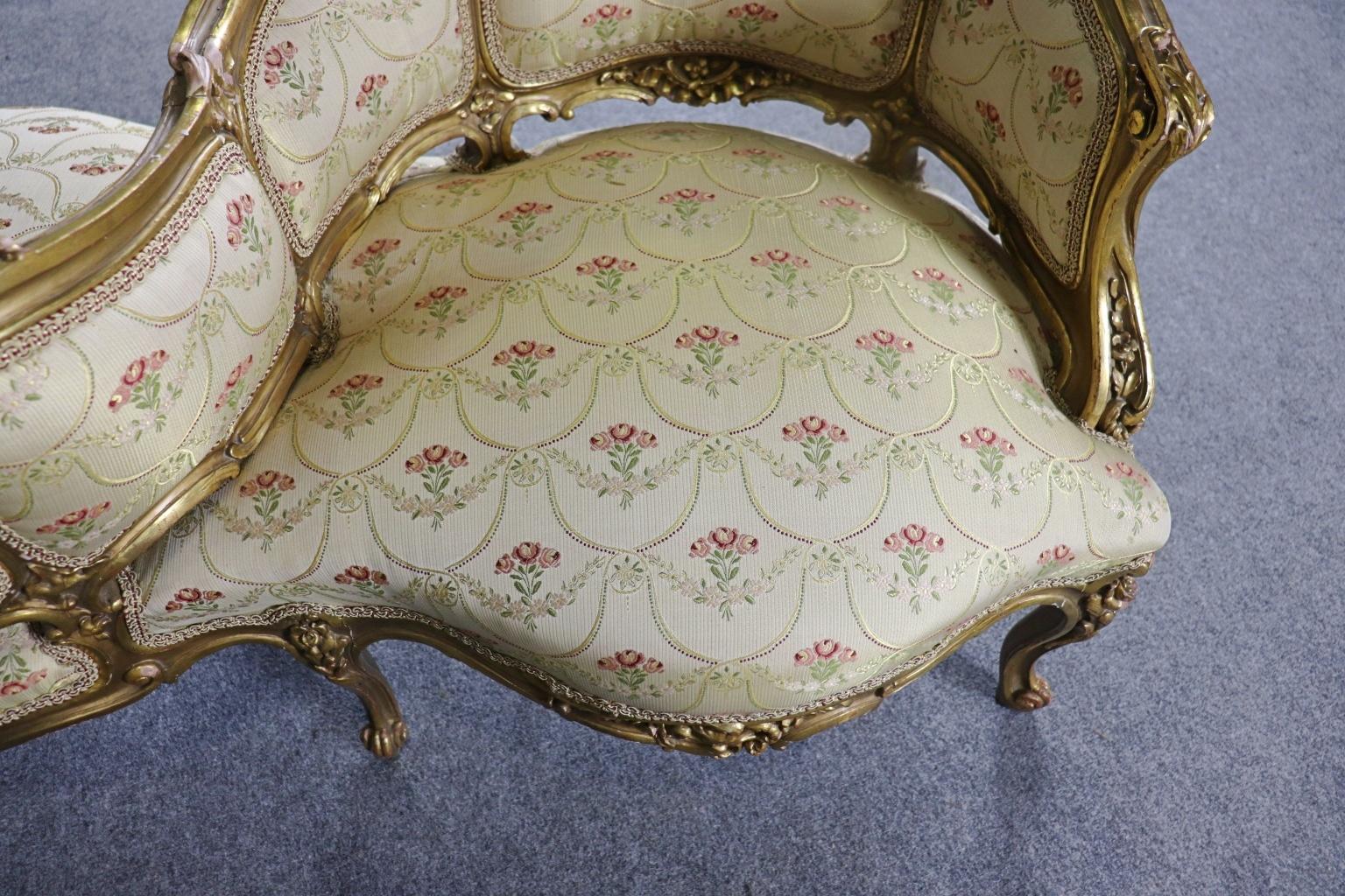 Raro Tete a Tete francese intagliato in legno di noce dorato Sette a pettegolezzo Circa 1890 in vendita 1