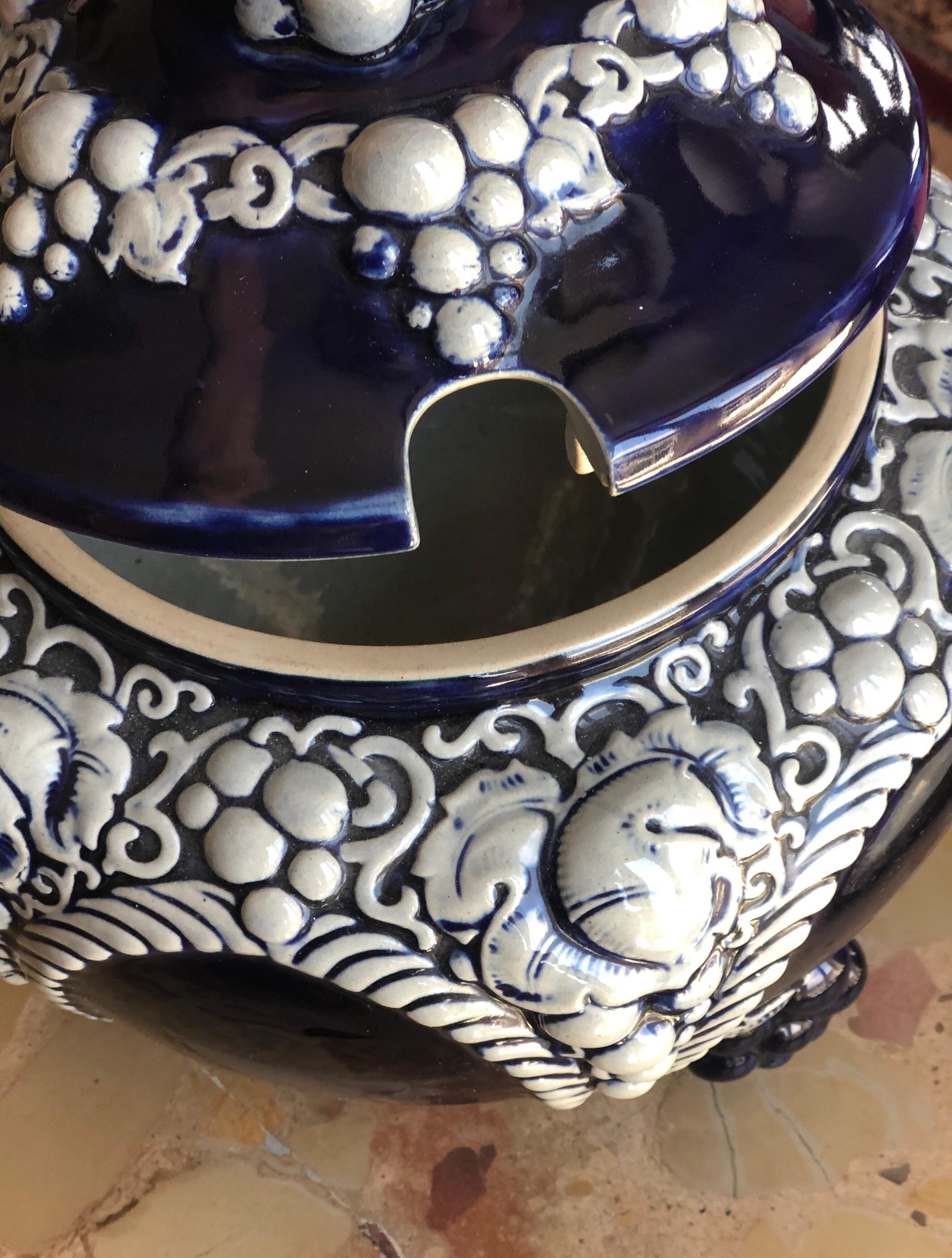 Rara sopera francesa de cerámica azul oscuro decorada con uvas y hojas siglo XX en venta