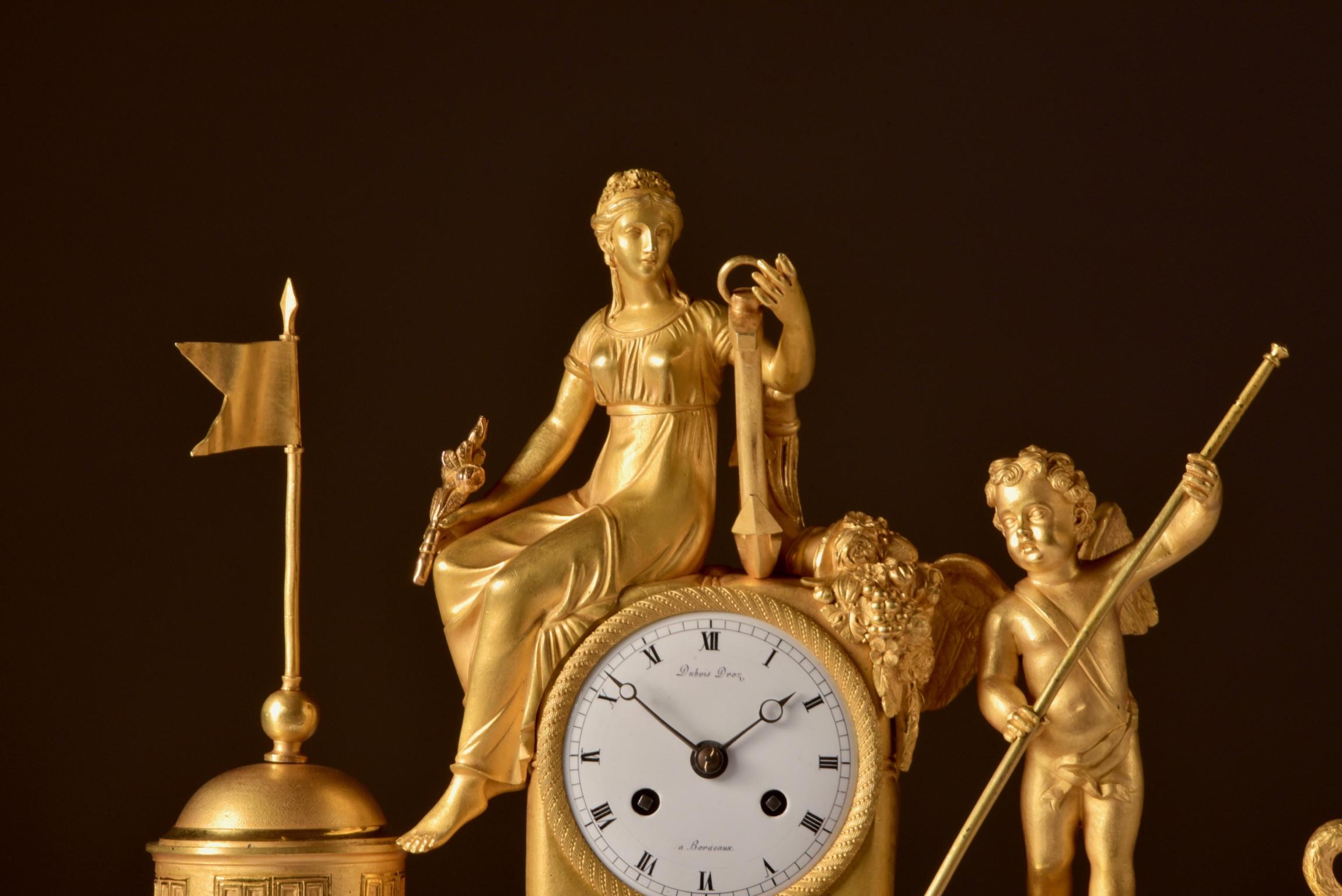 Rare mythological clock in gilt bronze. Beautiful scene of a decorated boat beneath the mask of Poseidon, God of the sea, with a gooseneck, the goddess Venus and a standing cherub. The boat rests on two fish.
Power Reserve: 8 day
