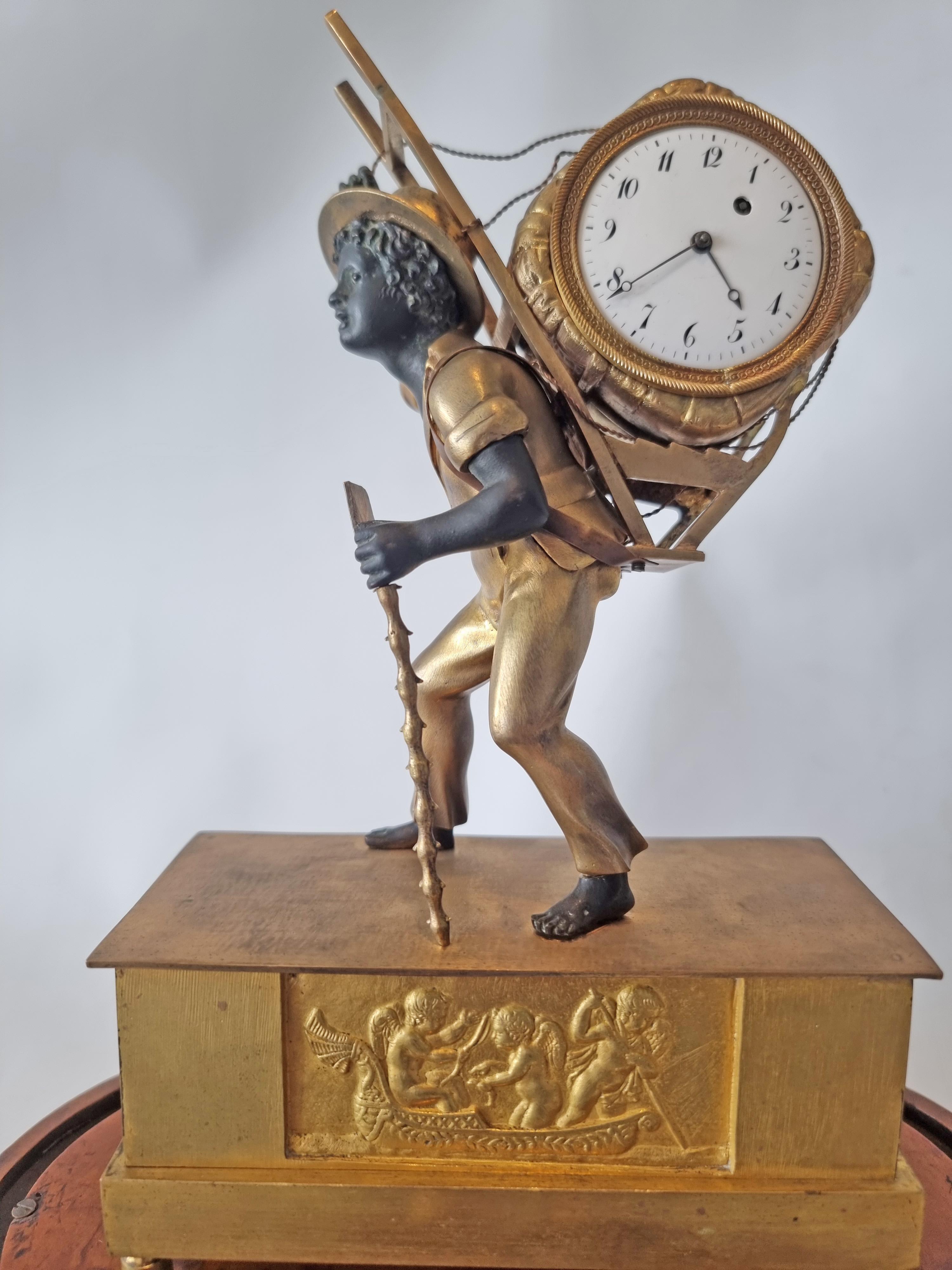 Francese Raro orologio portefaix francese Impero in ormolu e bronzo patinato firmato Alibert in vendita