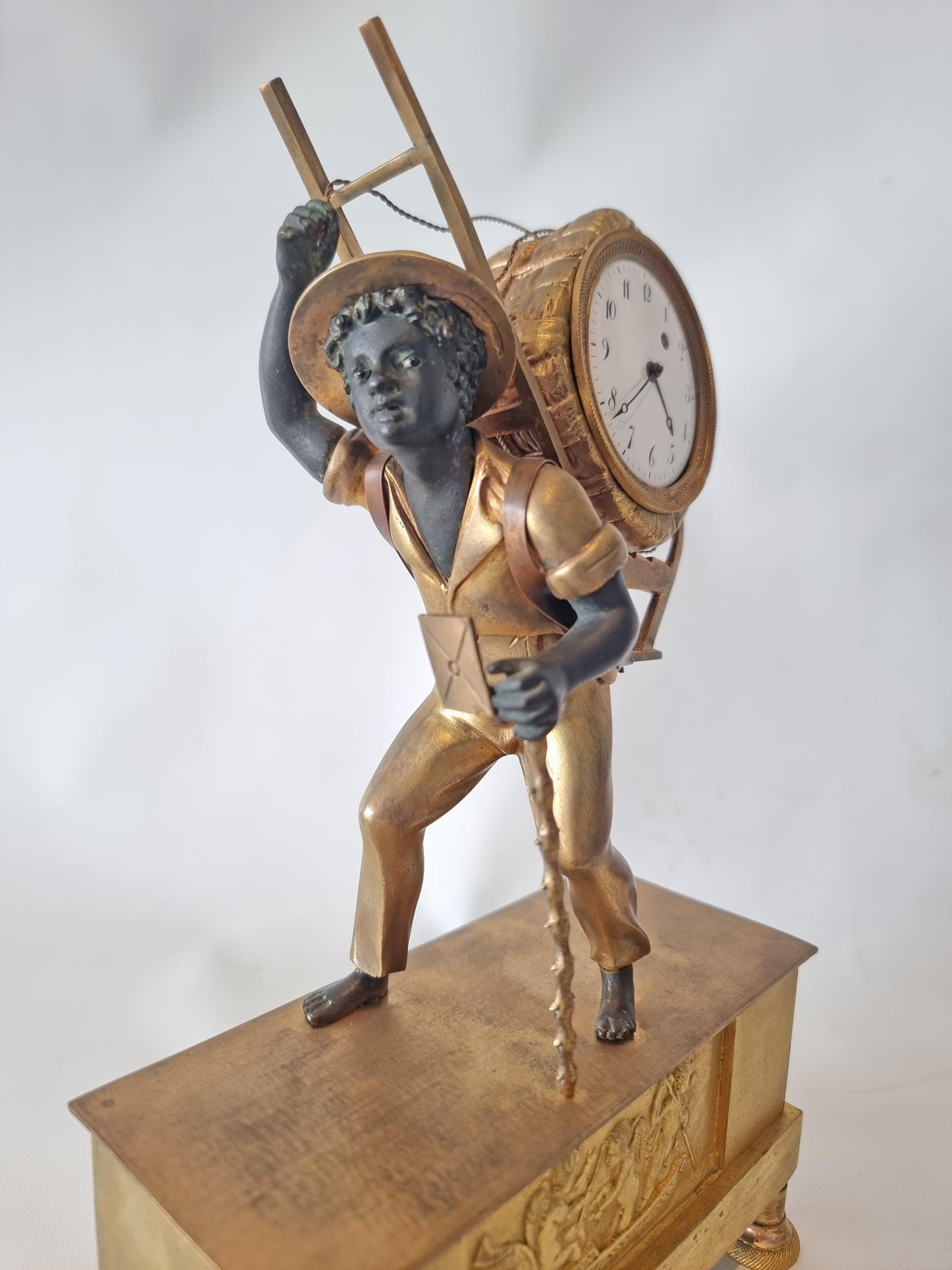 Patinato Raro orologio portefaix francese Impero in ormolu e bronzo patinato firmato Alibert in vendita