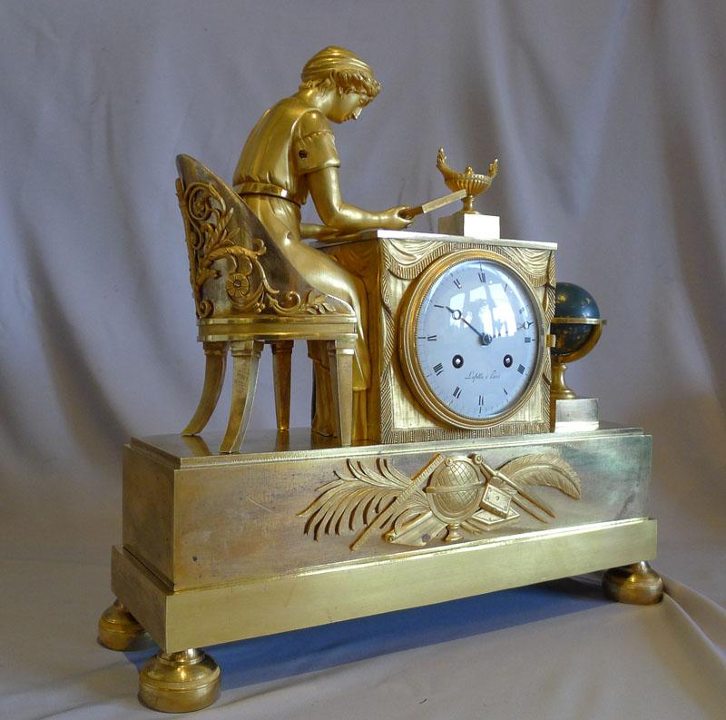 Une très rare pendule de cheminée Empire en bronze doré représentant une leçon d'astronomie. Je n'ai jamais vu ce modèle auparavant et il est plus grand que les autres modèles de Jean André Reich. L'horloge a son doree d'origine en ormolu ou en