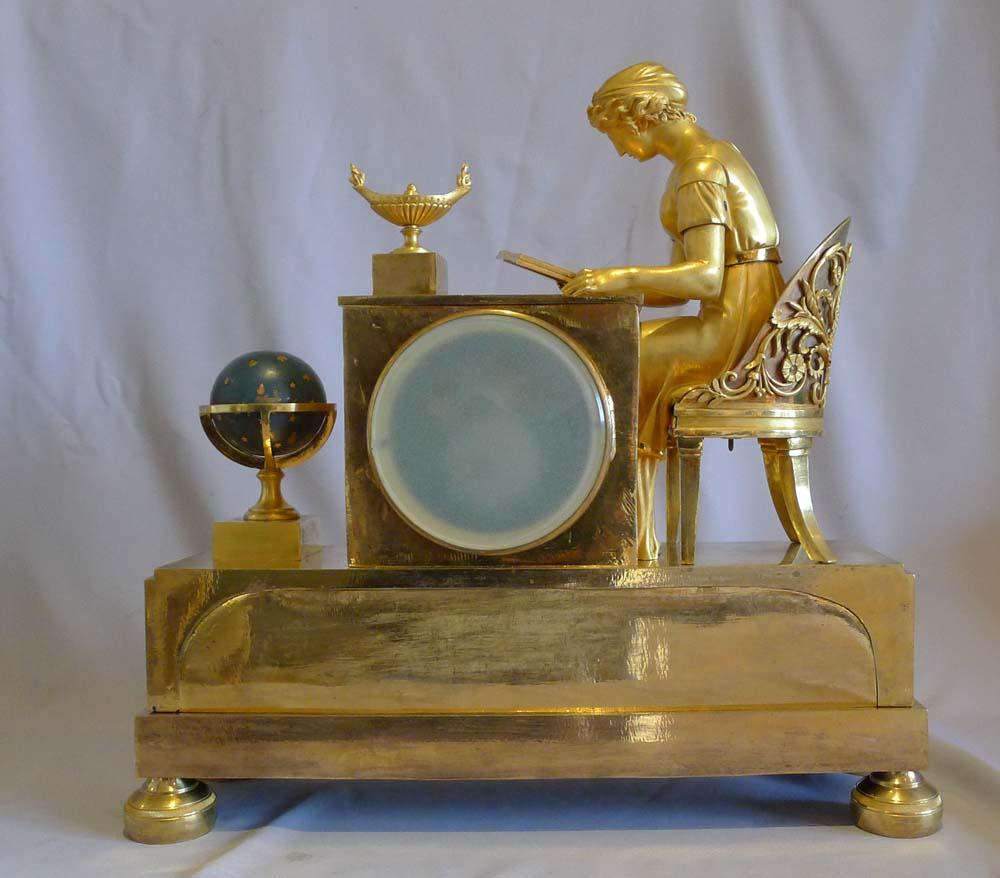 Français Rare horloge Empire française en bronze doré représentant Lesson de l'astronomie, signée Lafollie à Paris en vente