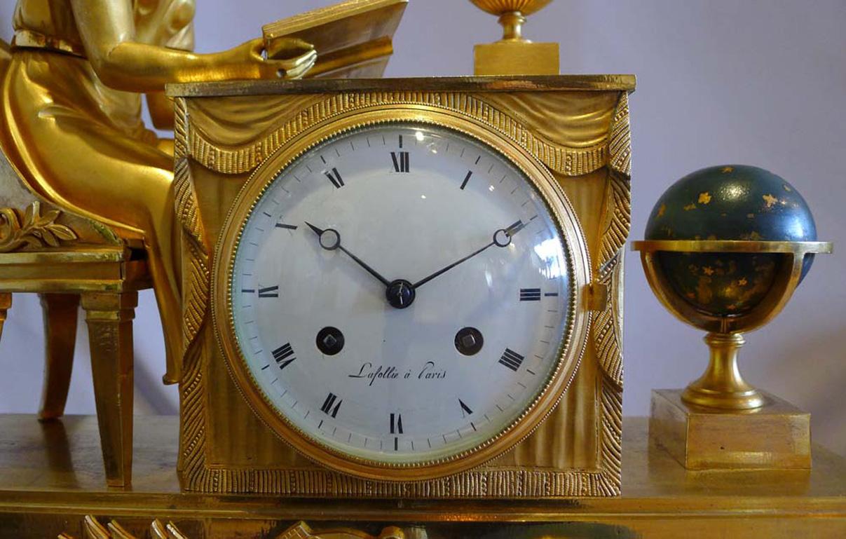 Rare horloge Empire française en bronze doré représentant Lesson de l'astronomie, signée Lafollie à Paris Bon état - En vente à London, GB
