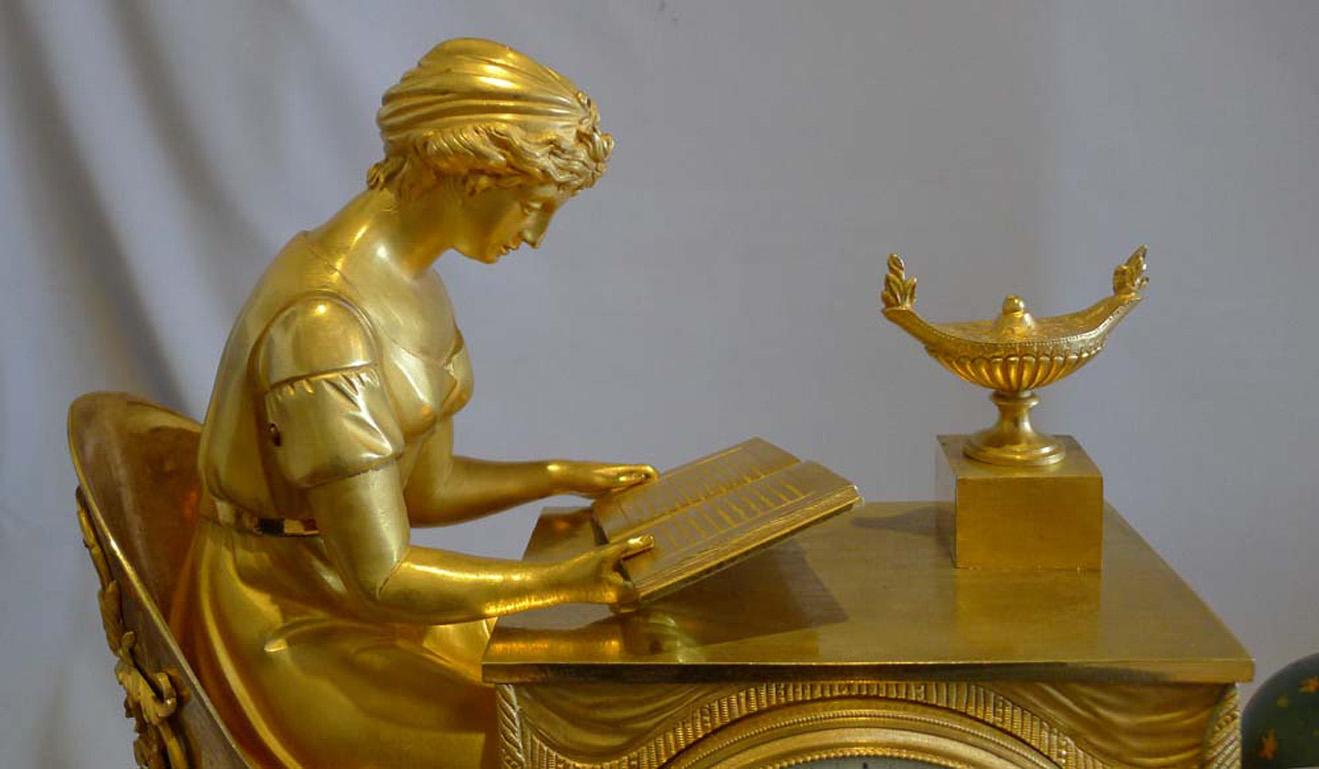 Début du XIXe siècle Rare horloge Empire française en bronze doré représentant Lesson de l'astronomie, signée Lafollie à Paris en vente