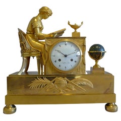 Rare horloge Empire française en bronze doré représentant Lesson de l'astronomie, signée Lafollie à Paris