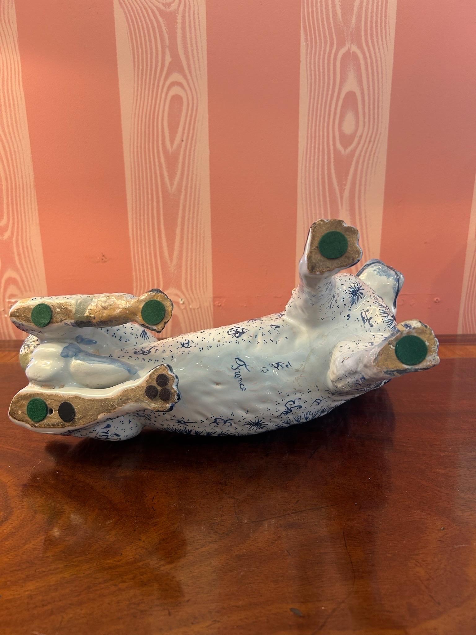 Rare chien en faïence française, fin 19e/début 20e siècle en vente 10