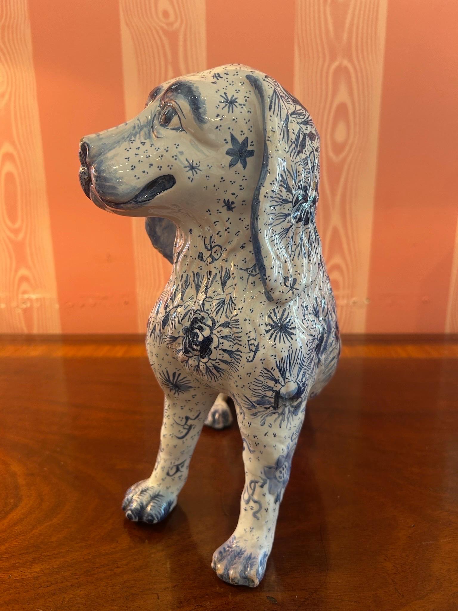 Fantastique chien en faïence française, rare et fantaisiste, avec un visage et des décorations magnifiques. Marquée 