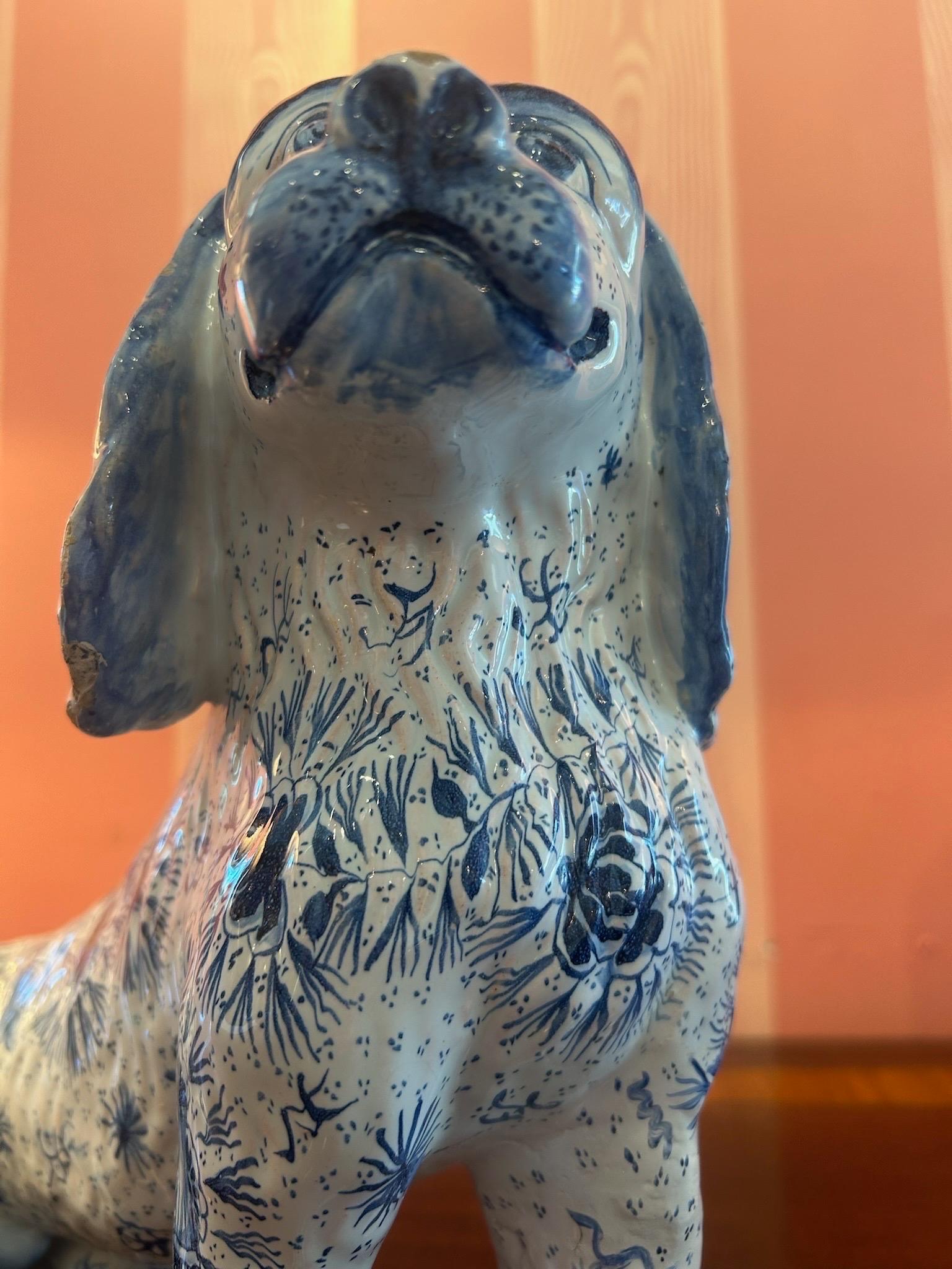 Français Rare chien en faïence française, fin 19e/début 20e siècle en vente