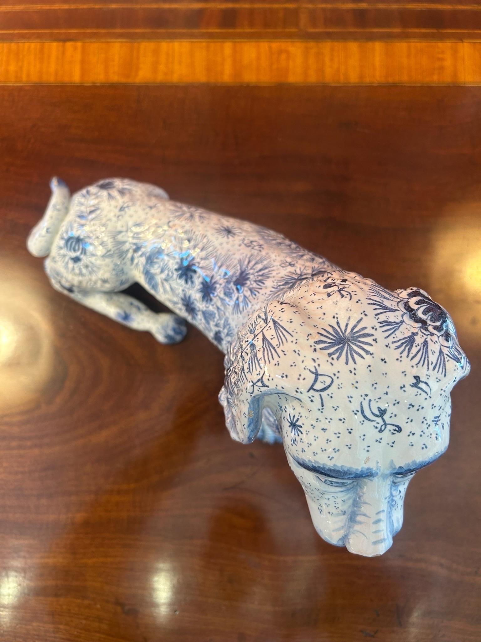 Rare chien en faïence française, fin 19e/début 20e siècle Bon état - En vente à Richmond, VA