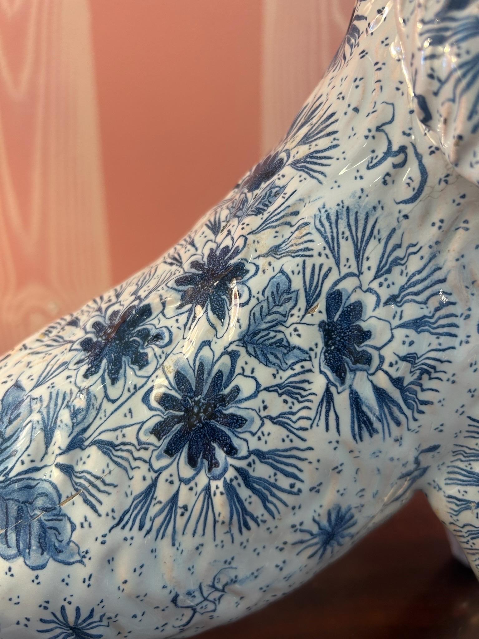 Rare chien en faïence française, fin 19e/début 20e siècle en vente 1