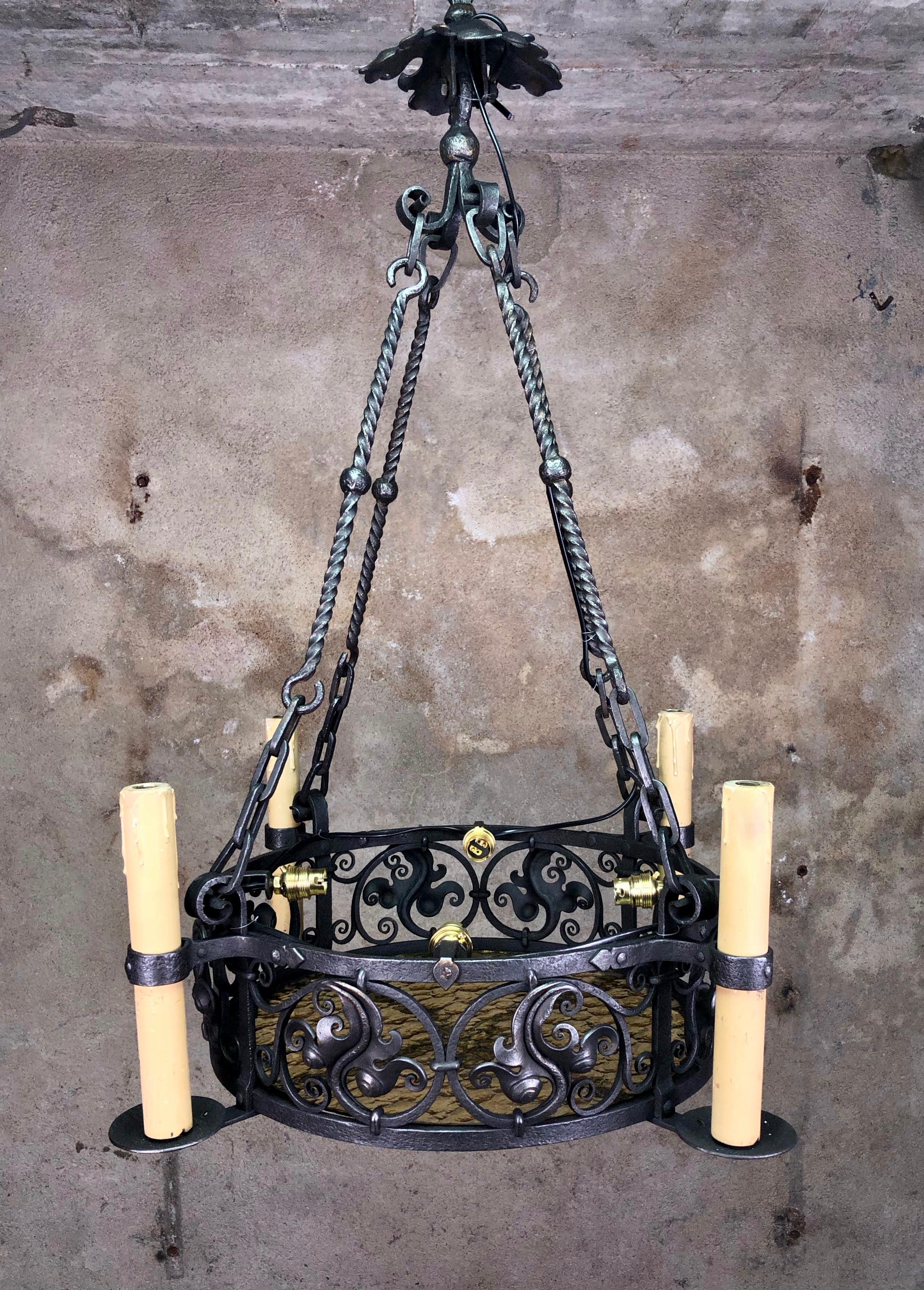 Un rare plafonnier français en fer forgé dans le style néo-gothique.
Magnifiquement décoré d'une couronne centrale ajourée et de quatre supports de bougies.
La lampe a été recâblée pour accueillir quatre lampes à baïonnette à l'intérieur de la