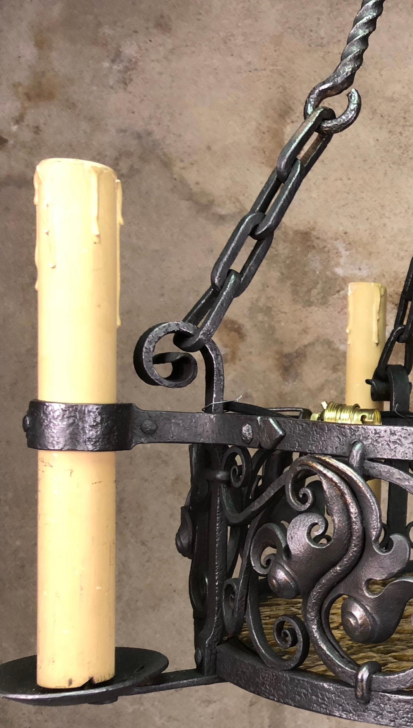 Français Rare plafonnier néo-gothique français forgé à la main en vente