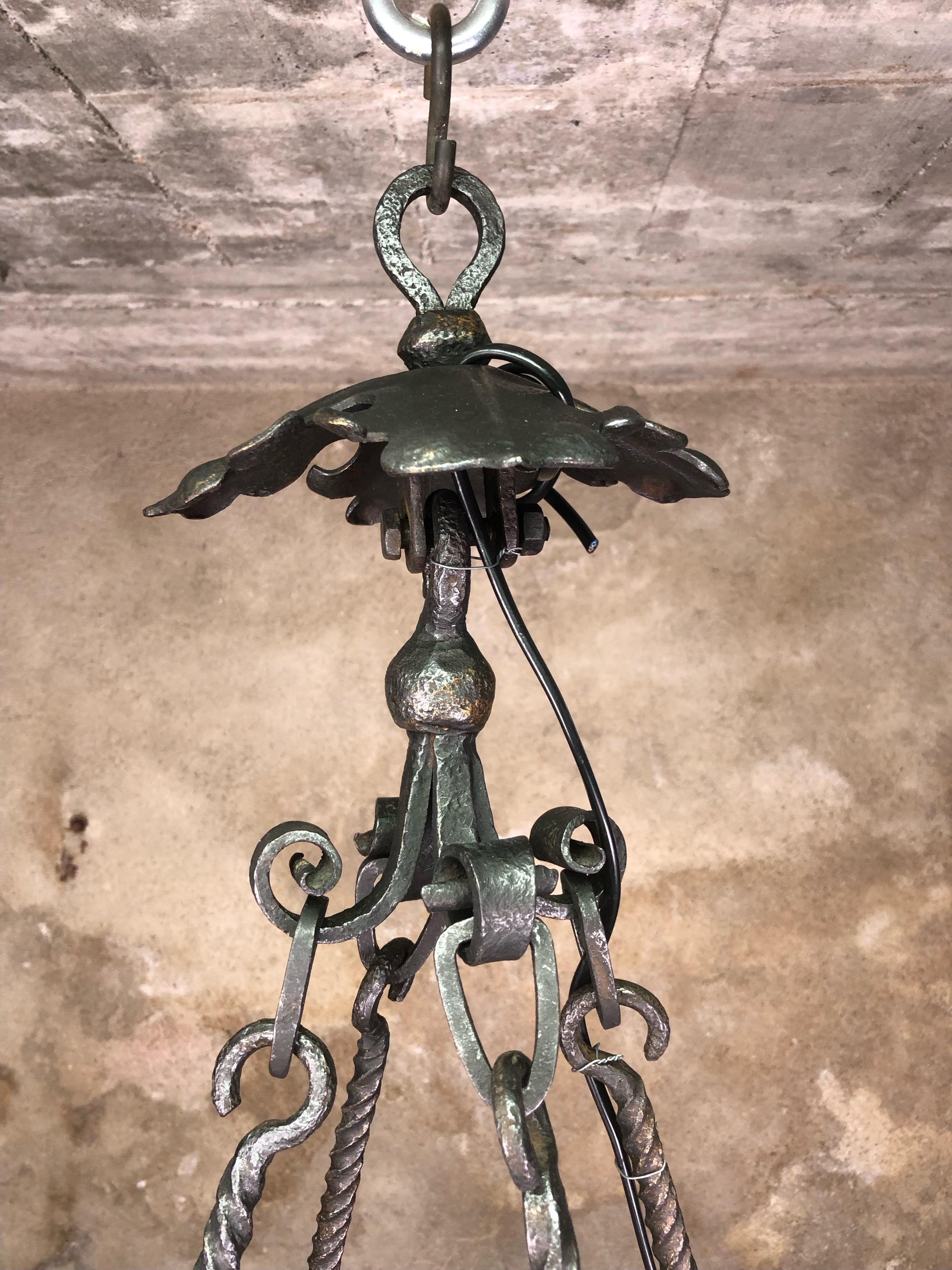 20ième siècle Rare plafonnier néo-gothique français forgé à la main en vente
