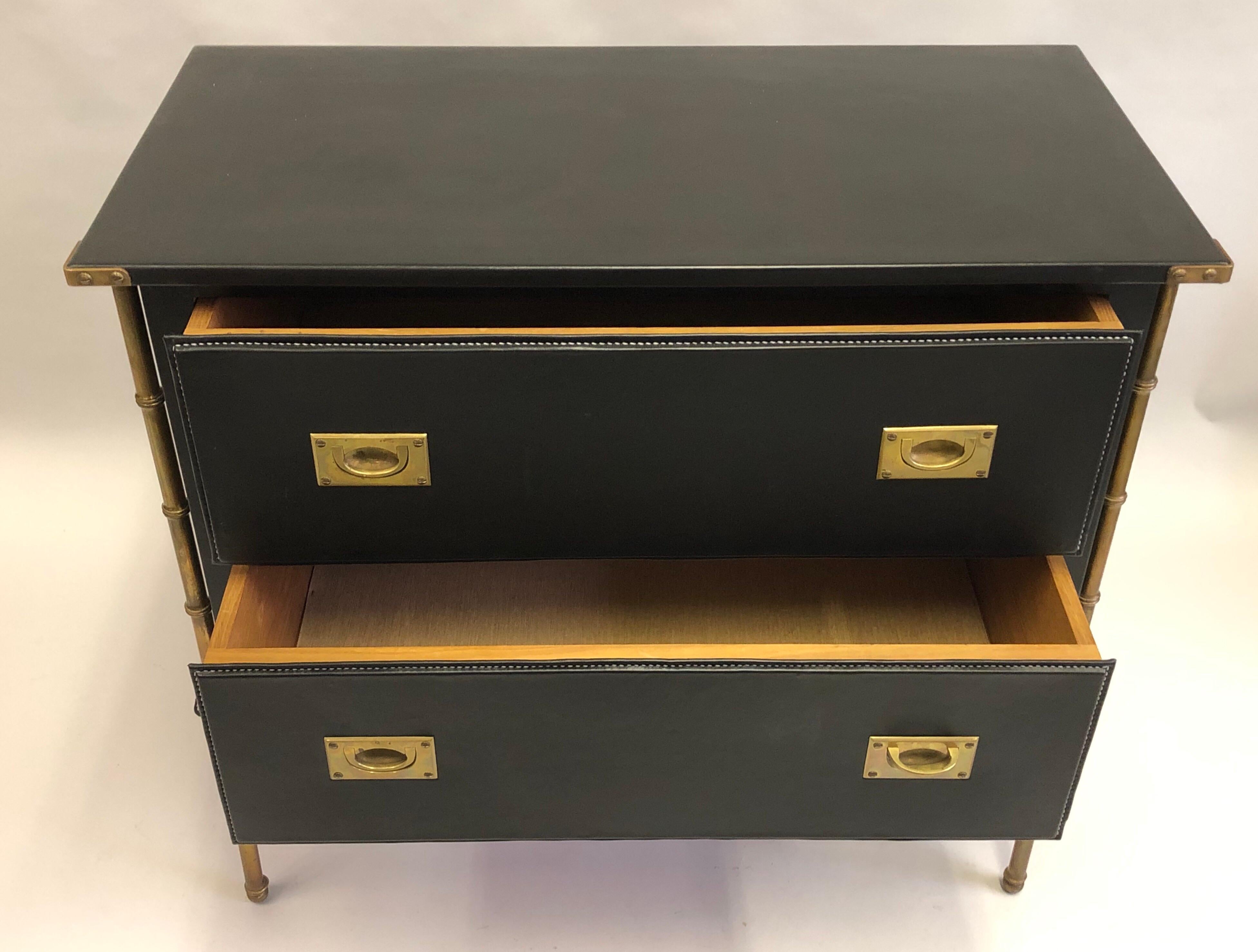 Cuir Rare commode française cousue à la main en cuir et laiton imitation bambou de Jacques Adnet en vente