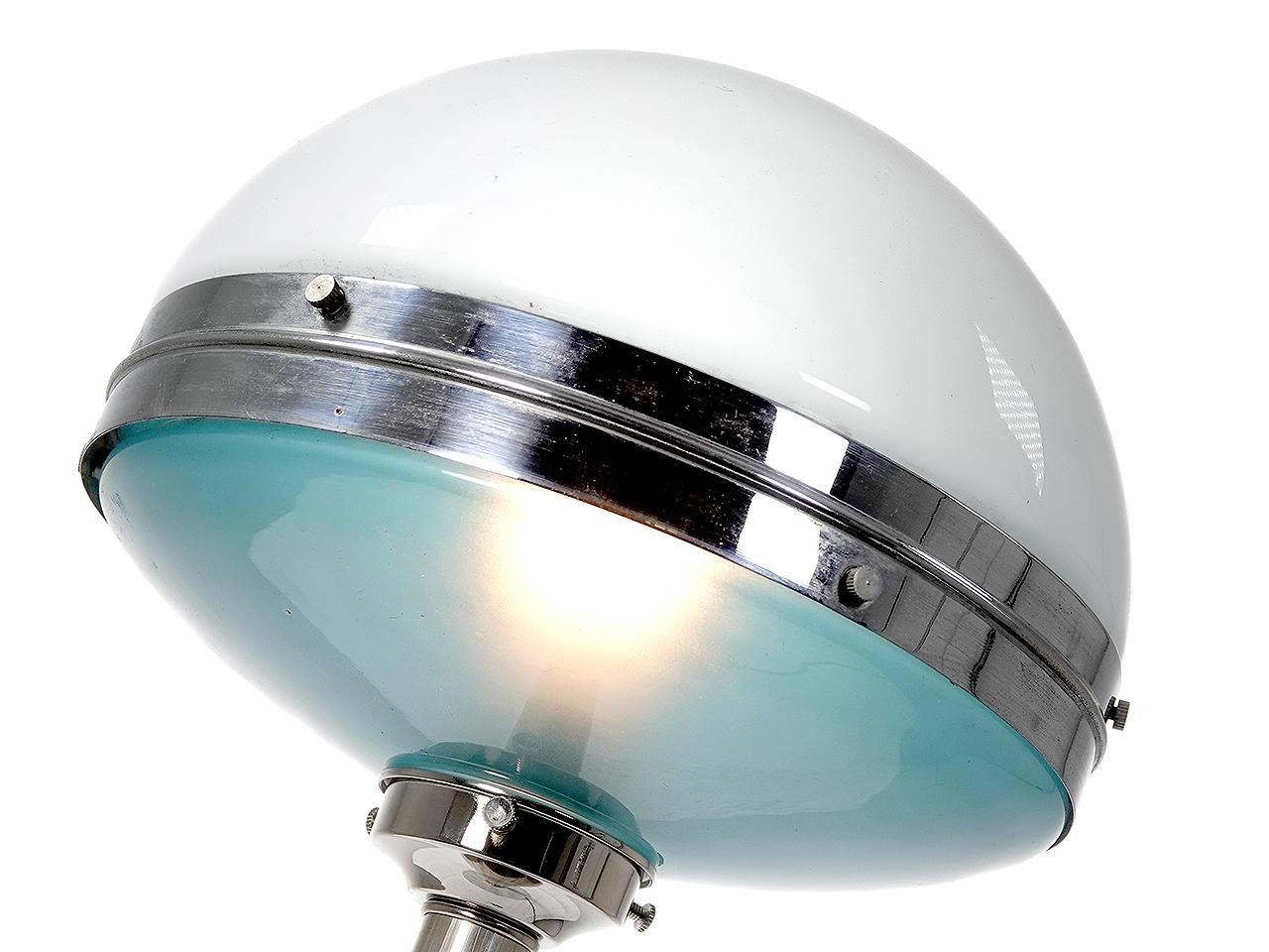 Nous avons une paire assortie de ces lampes de table French Deco. Chaque lampe est signée dans le verre... Irin. Le verre et le bandeau de verre sont d'origine. La douille et les socles sont remplacés. Ces lampes utilisent maintenant des ampoules