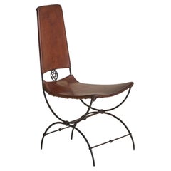 Sillón francés poco común con detalles de cuero y estructura de hierro, atribuido a Sido y François Thévenin, década de los 70