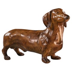 Rara scultura francese in terracotta smaltata a grandezza naturale di un cane bassotto