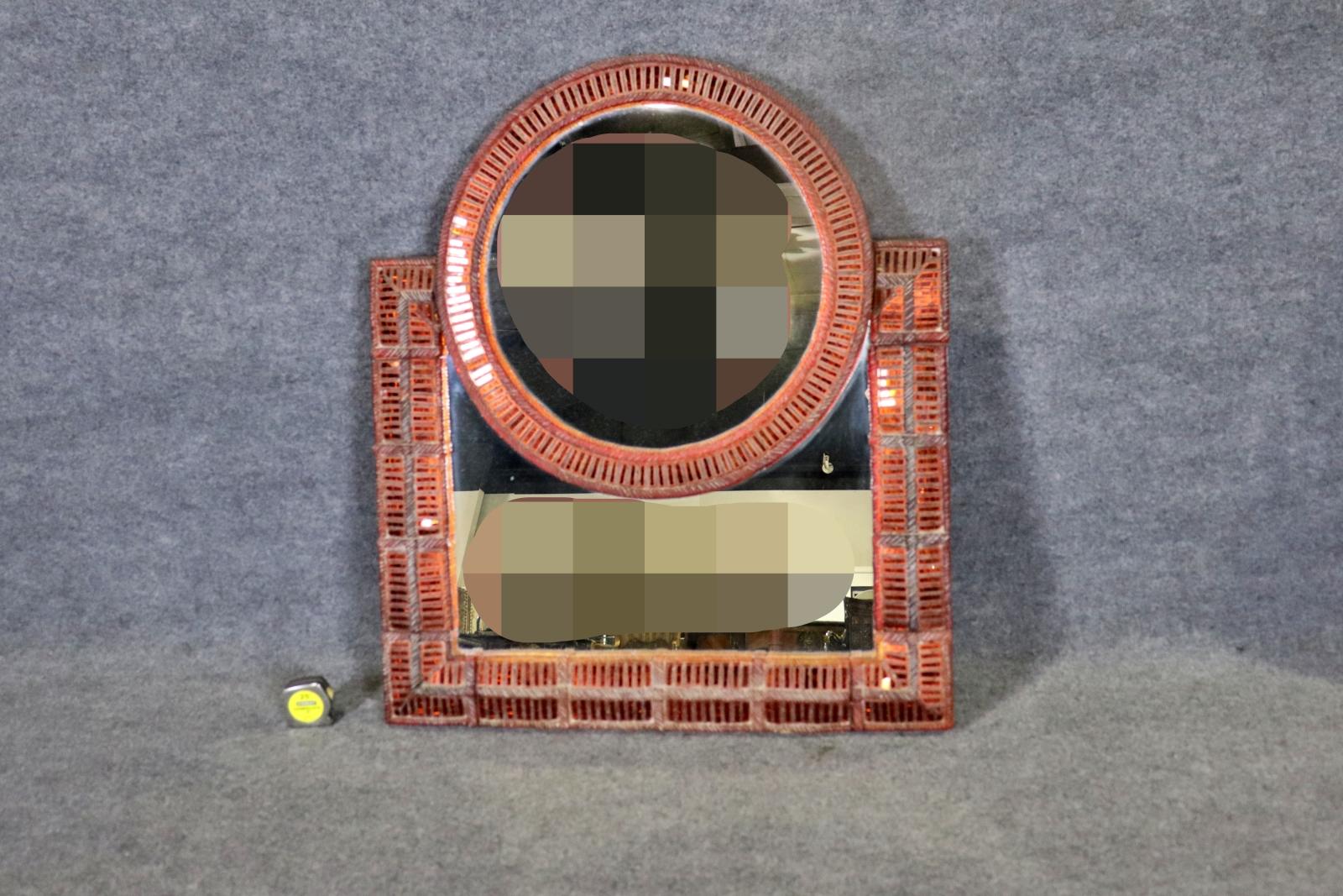 Ce rare miroir français de style Design/One incarne le savoir-faire poétique et la vision avant-gardiste du design parisien du milieu du XXe siècle. Dotée d'un cadre en résine de couleur terre cuite magnifiquement patinée à la main et ornée des