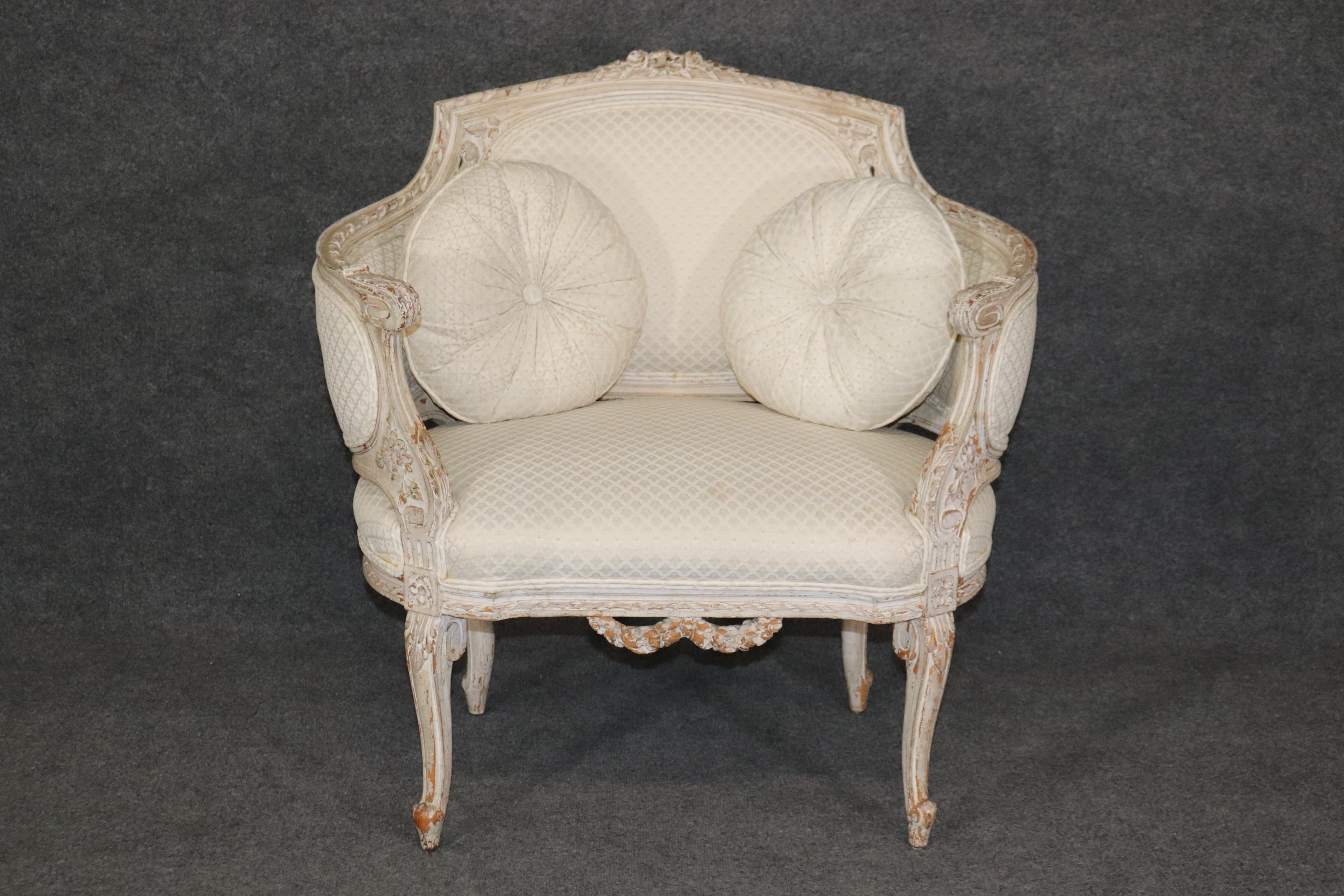 Noyer Rare fauteuil club français Louis XV de style Corbielle décoré de peinture  en vente
