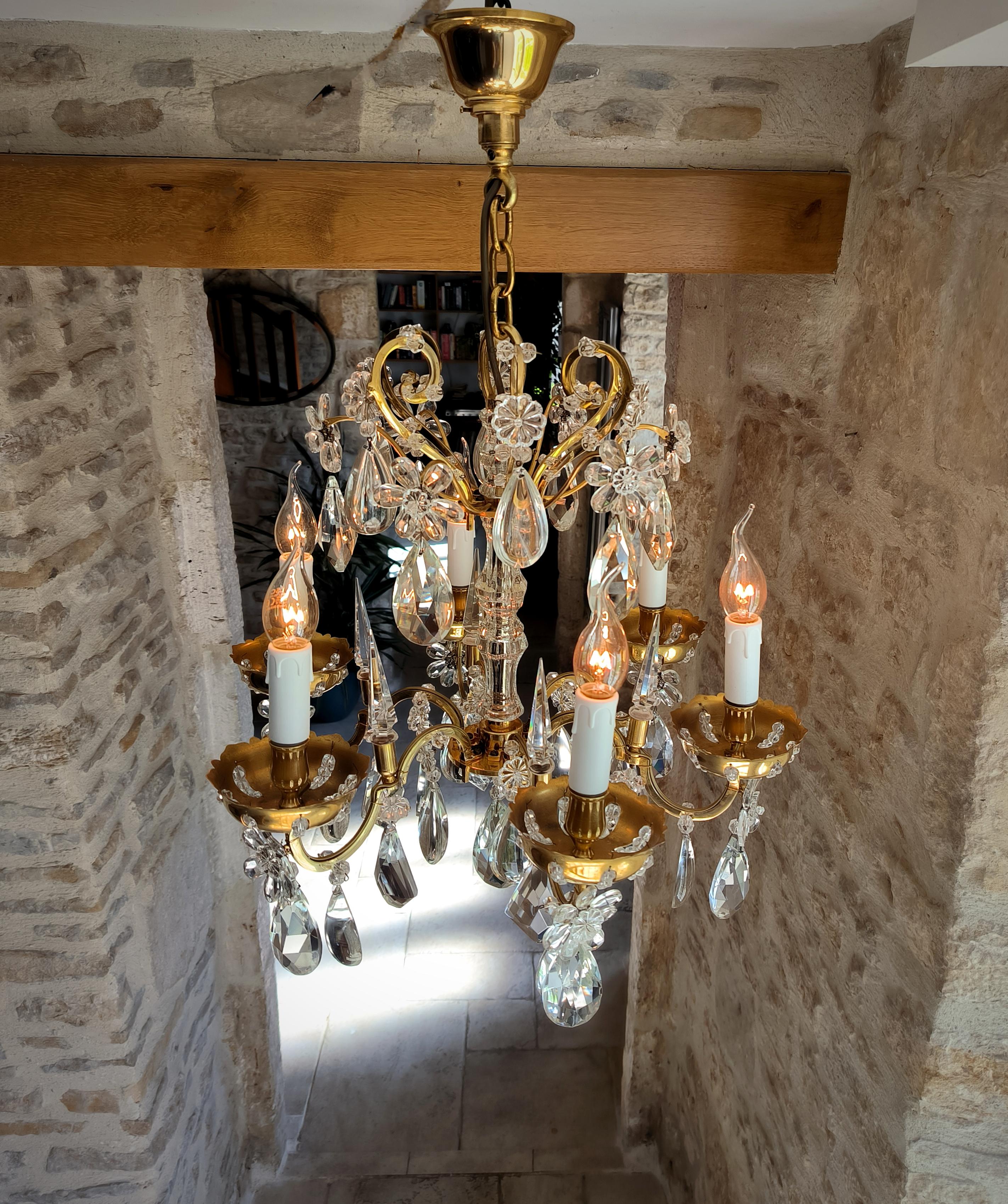 Rara araña de cristal francesa estilo Luis XVI de la Maison Baguès. Circa 1950's Hecho a mano en venta