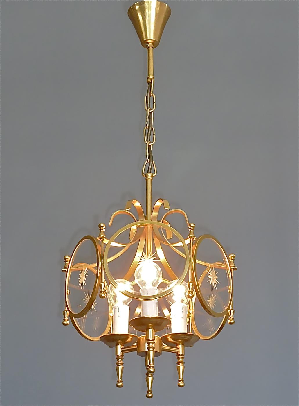 Magnifique lanterne en métal laiton doré et verre de cristal avec motif étoilé, réalisée par la Maison Jansen, France, vers les années 1950-1960. La fabuleuse lampe à suspension vintage est éclairée par trois ampoules à vis standard E14. Le câblage