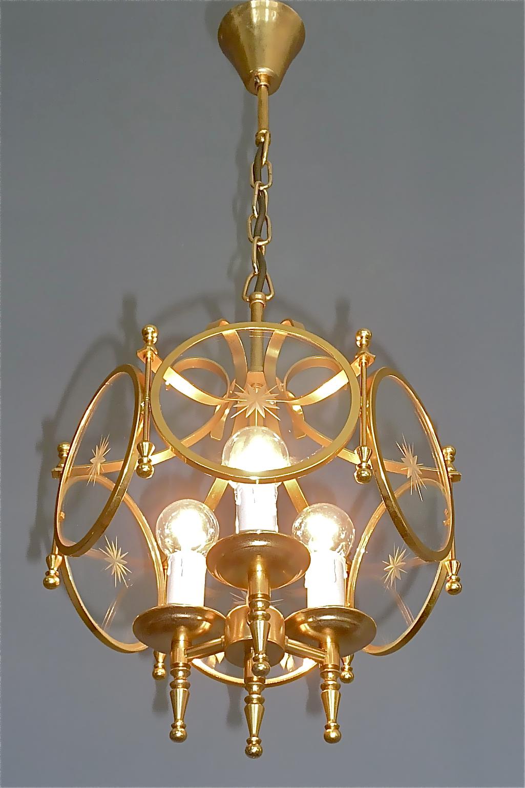 Français Rare lanterne française de la Maison Jansen en laiton doré et verre cristal Bagues Charles, 1960 en vente