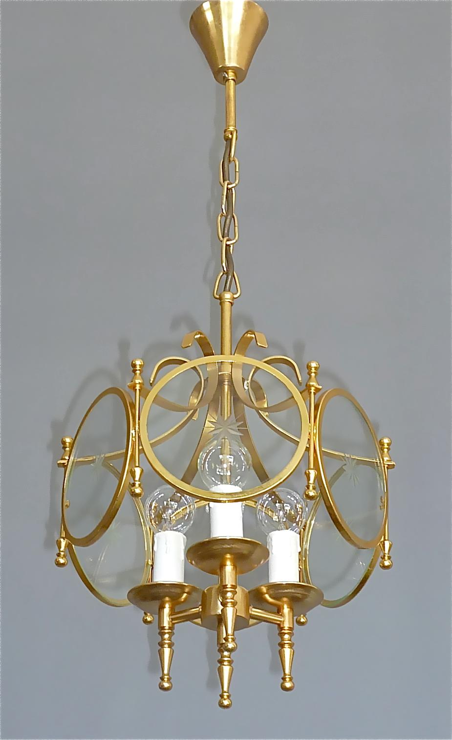 Facetté Rare lanterne française de la Maison Jansen en laiton doré et verre cristal Bagues Charles, 1960 en vente