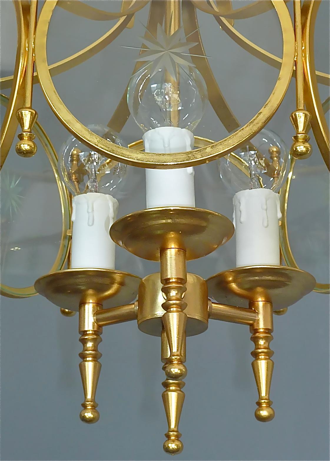 Milieu du XXe siècle Rare lanterne française de la Maison Jansen en laiton doré et verre cristal Bagues Charles, 1960 en vente