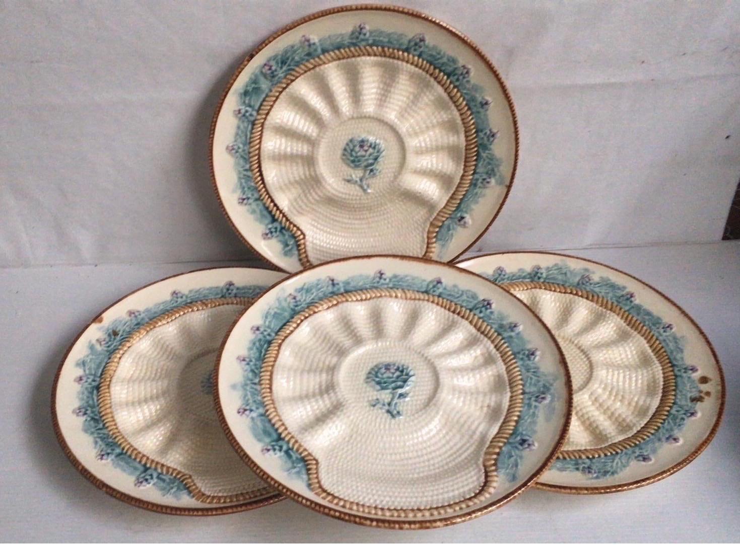 Rare assiette à artichauts en majolique française signée Longchamp, vers 1890.
4 plaques sont disponibles.